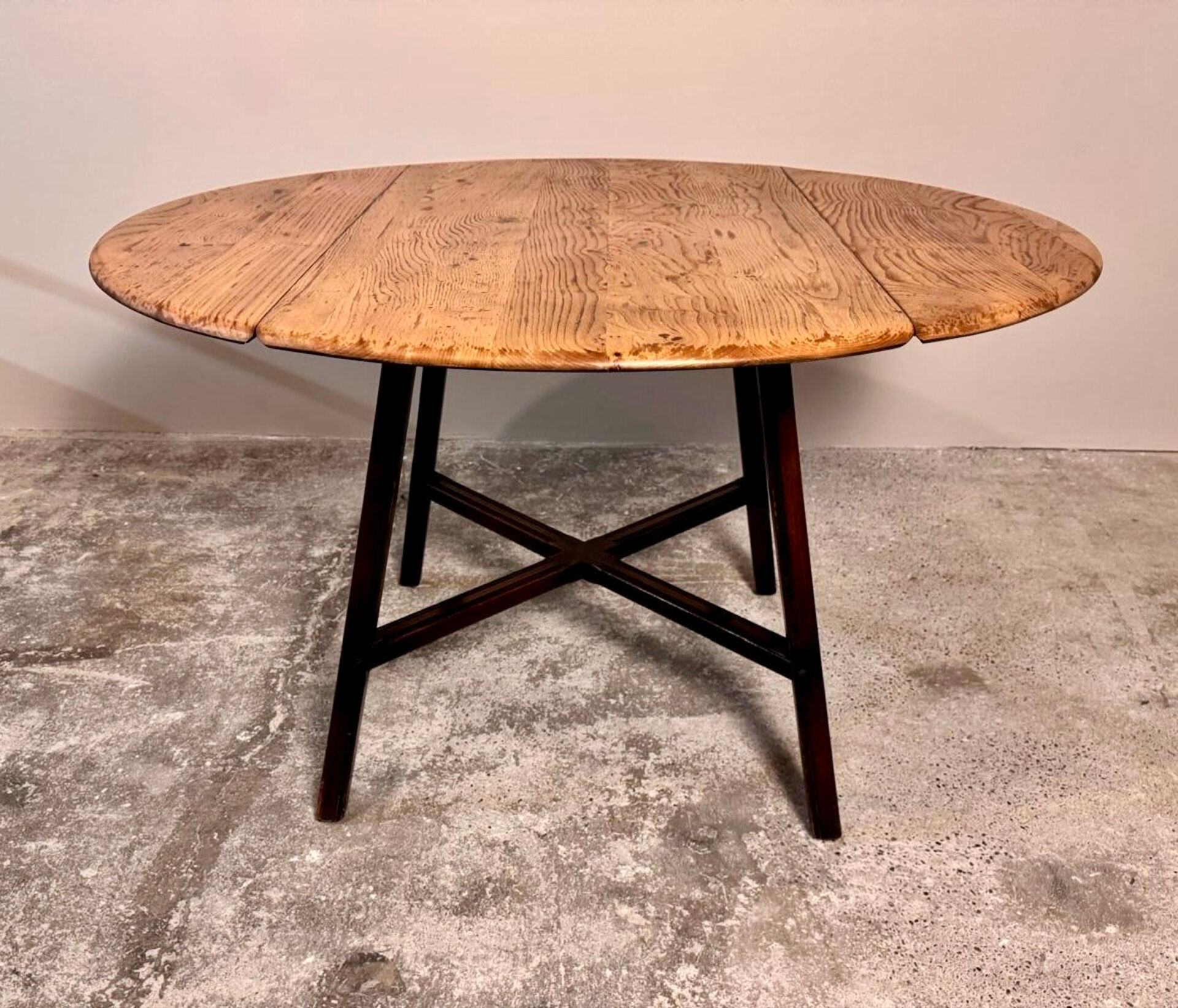 Table à manger en Orme Massif à abattants Ercol 377 