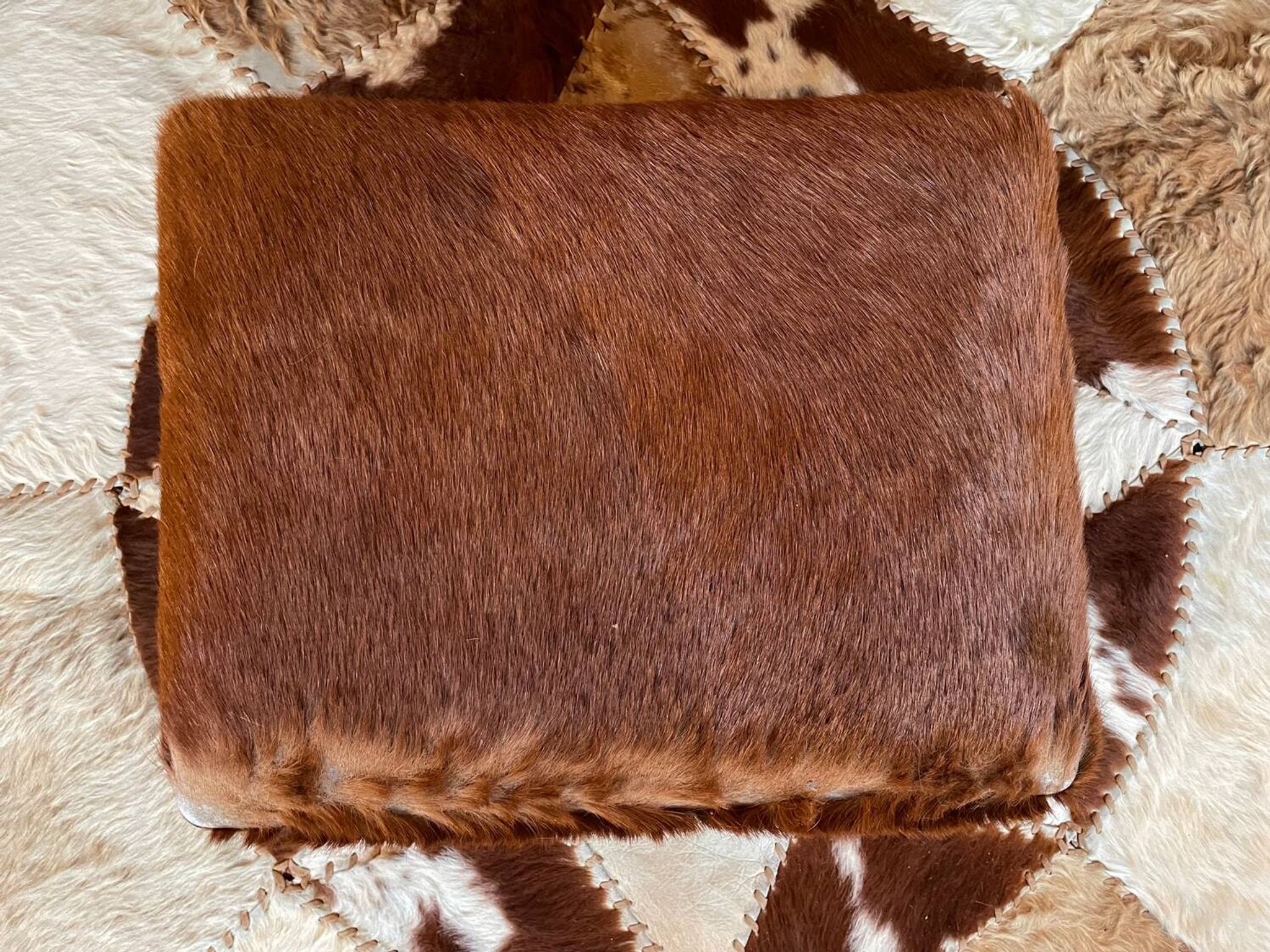 Pouf bois et peau de chèvre vintage