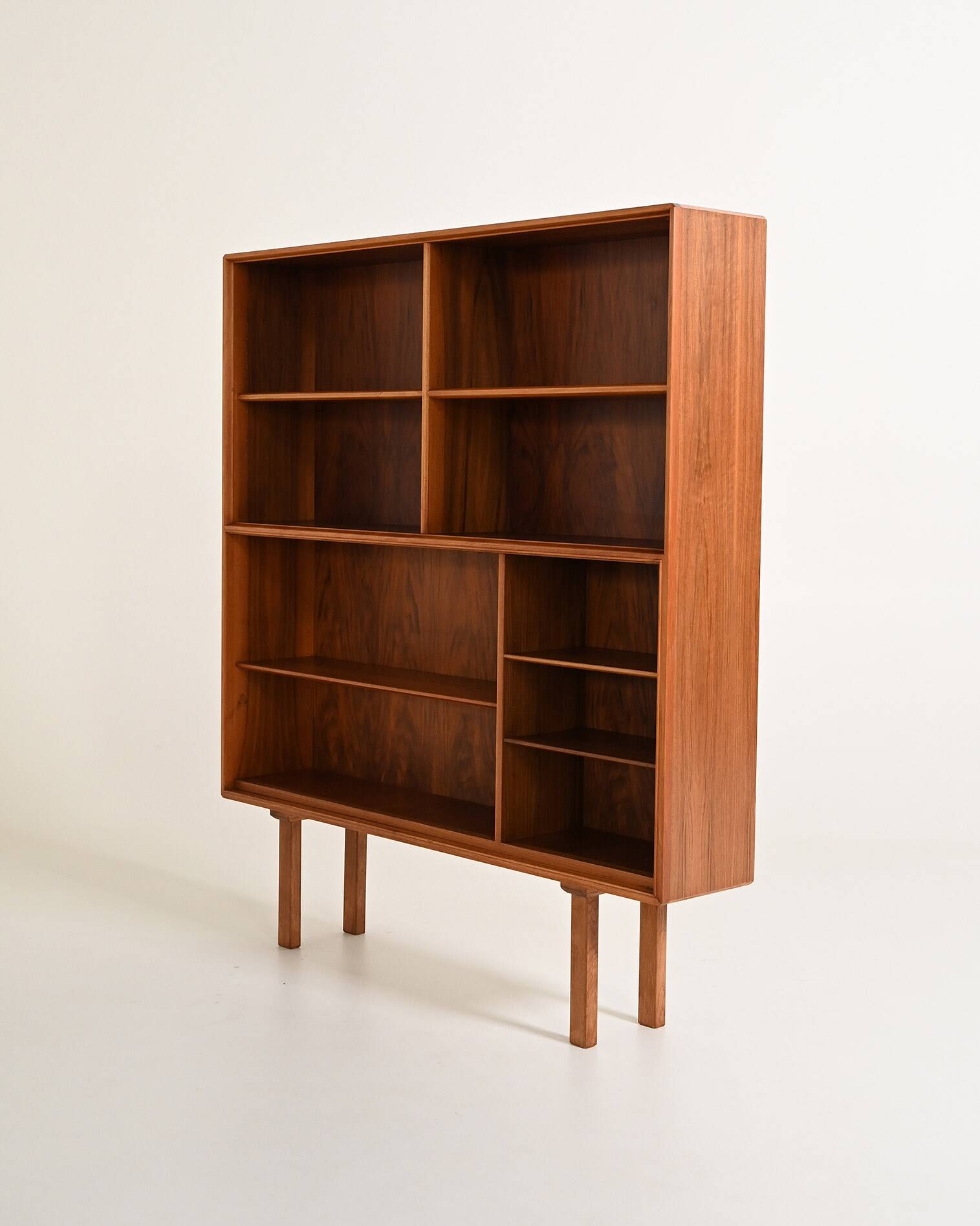 Bibliothèque en noyer scandinave, années 1960