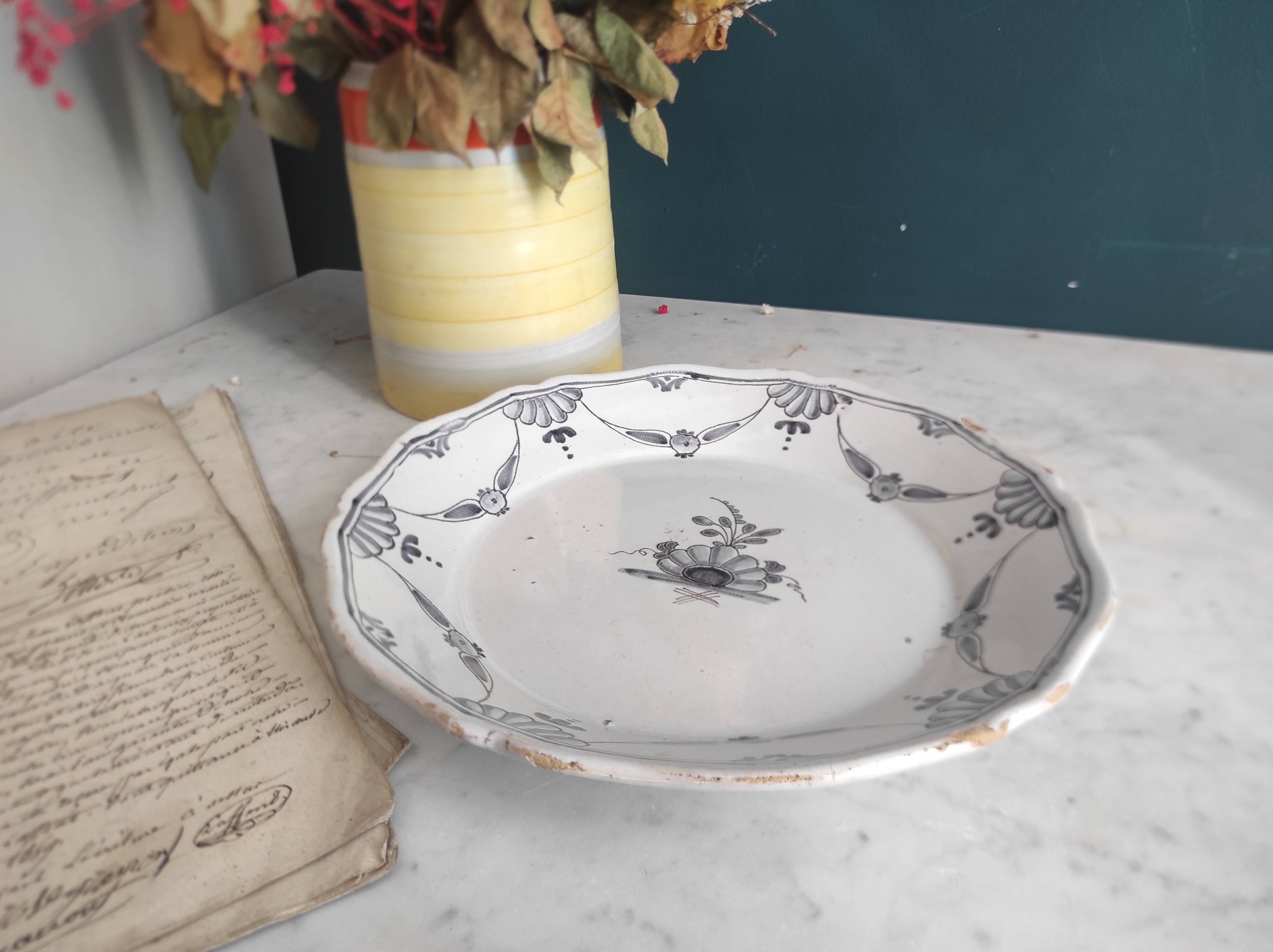 Assiette ancienne française, Nevers, XVIIIe siècle