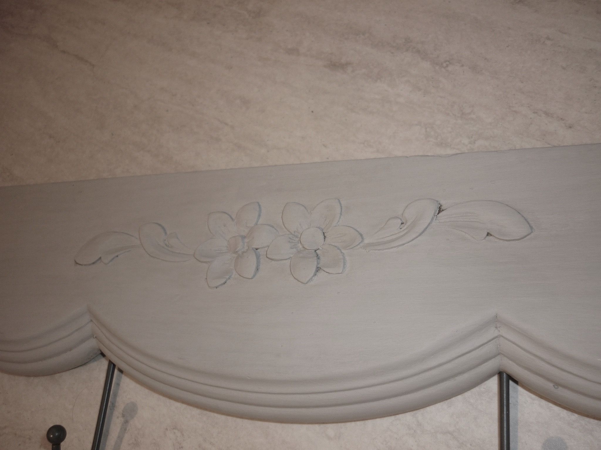 Porte manteaux en bois 4 patères fleurs gris