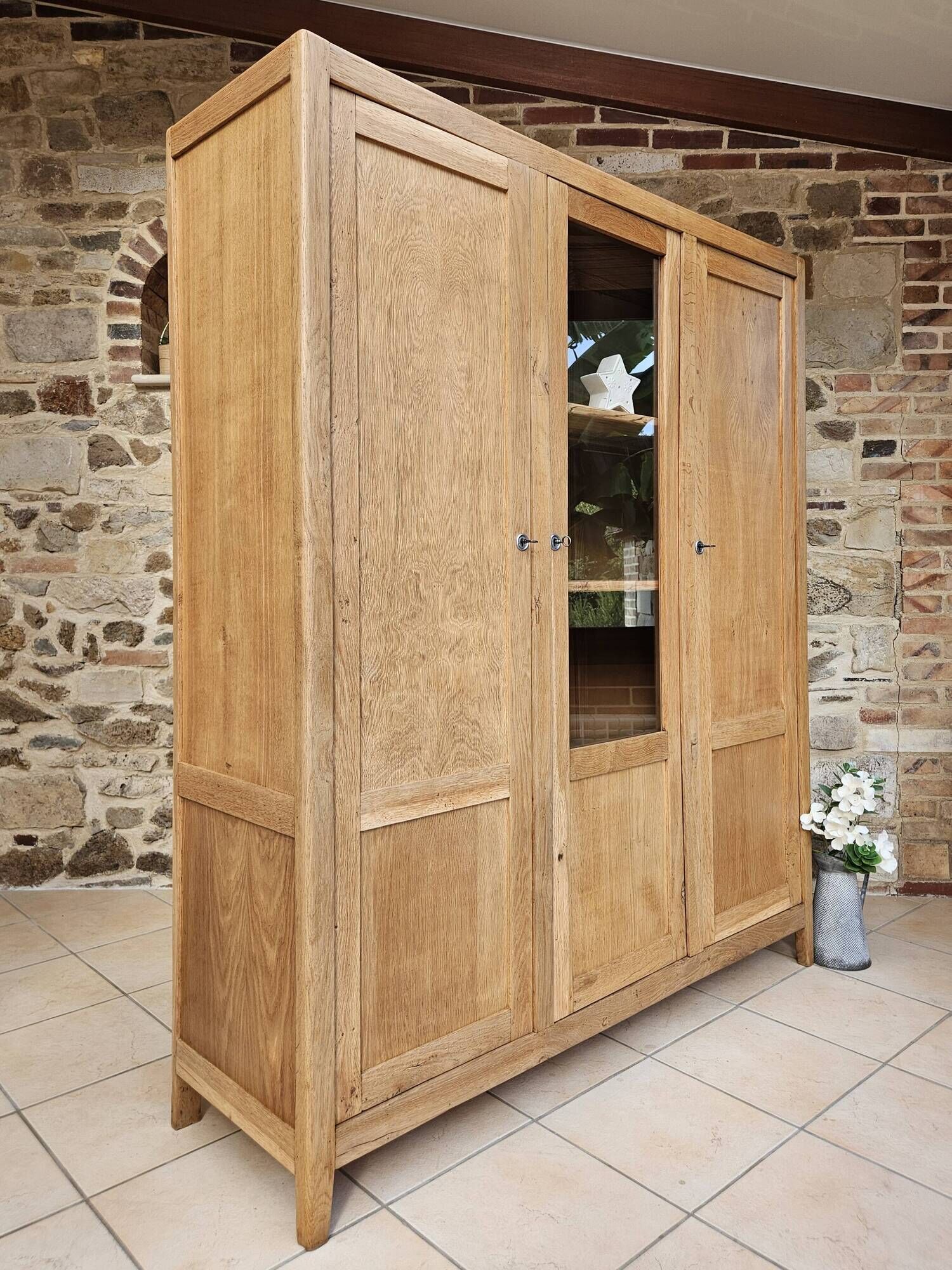 Parisian display cabinet