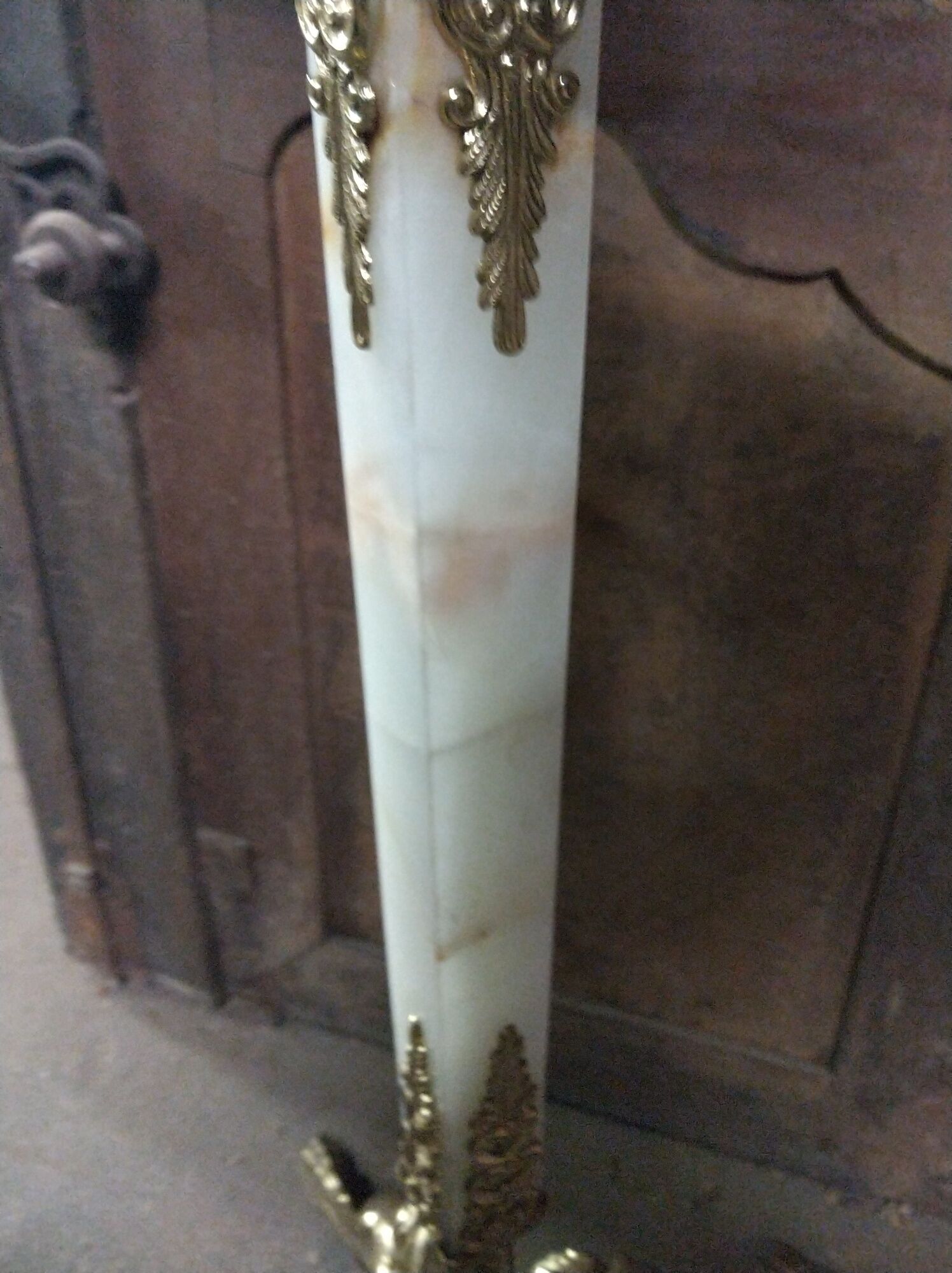 Coat holder on onyx and gold metal foot