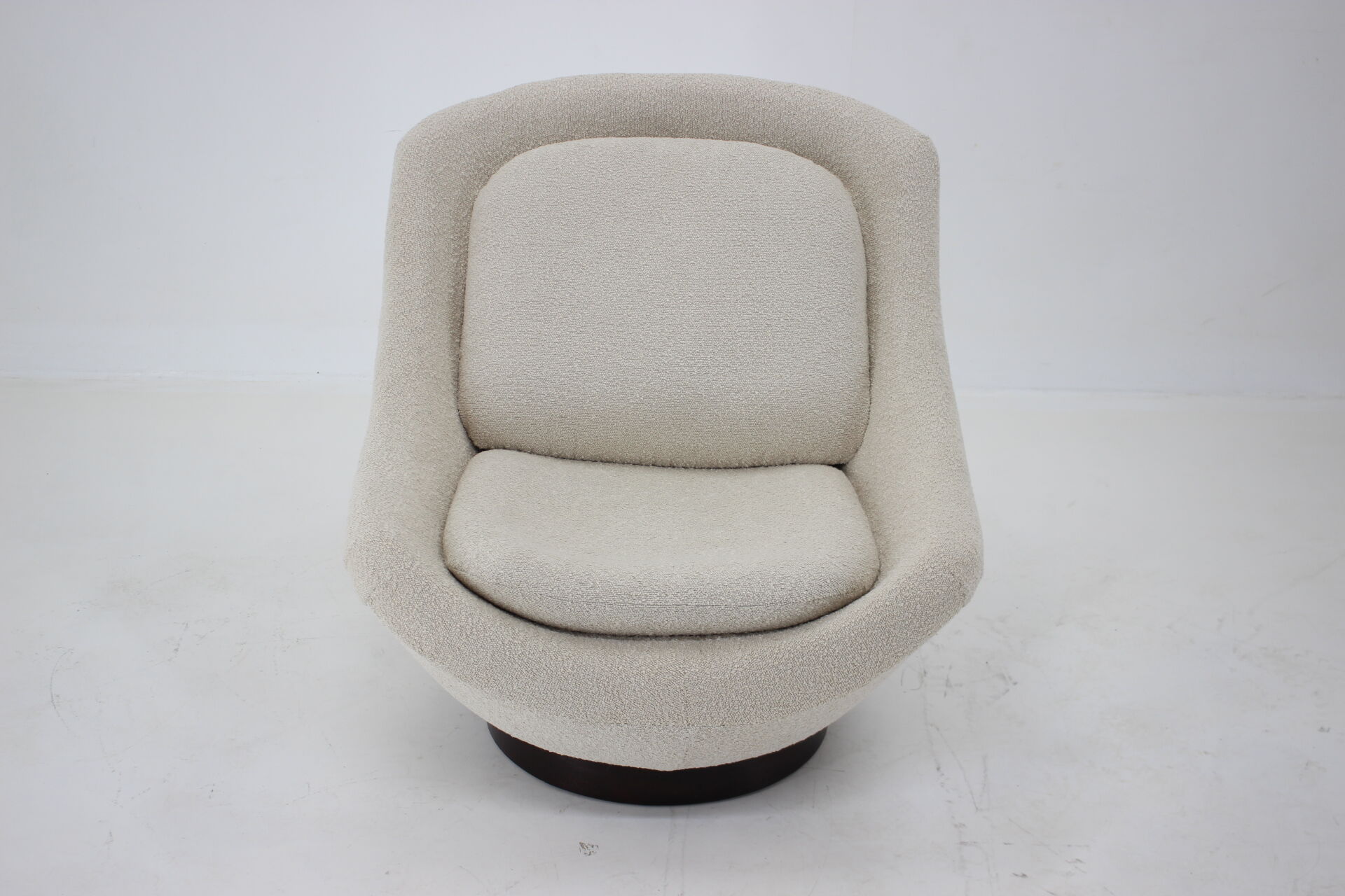 1970s Shell Lounge Chair in Bouclé Upholstery