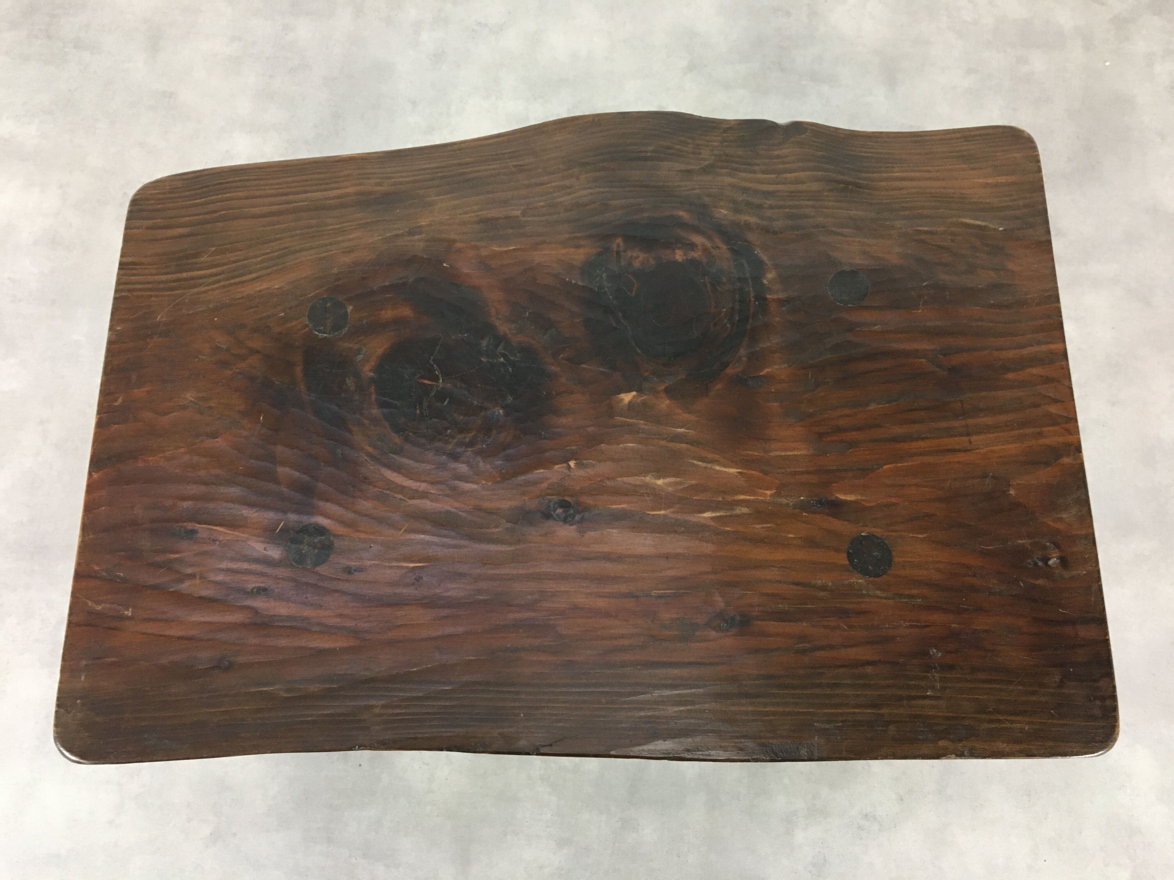 Coffee table brutalizes solid wood, tree trunk