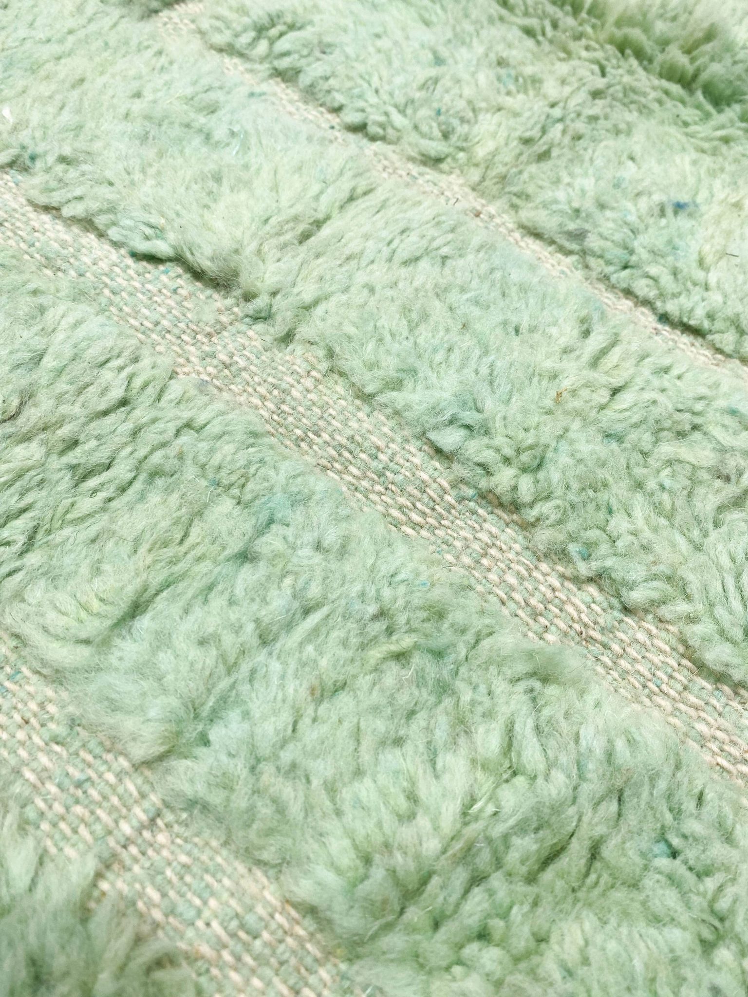 Tapis berbère marocain Beni Ouarain vert d'eau à motifs gravés 2,45x1,57m