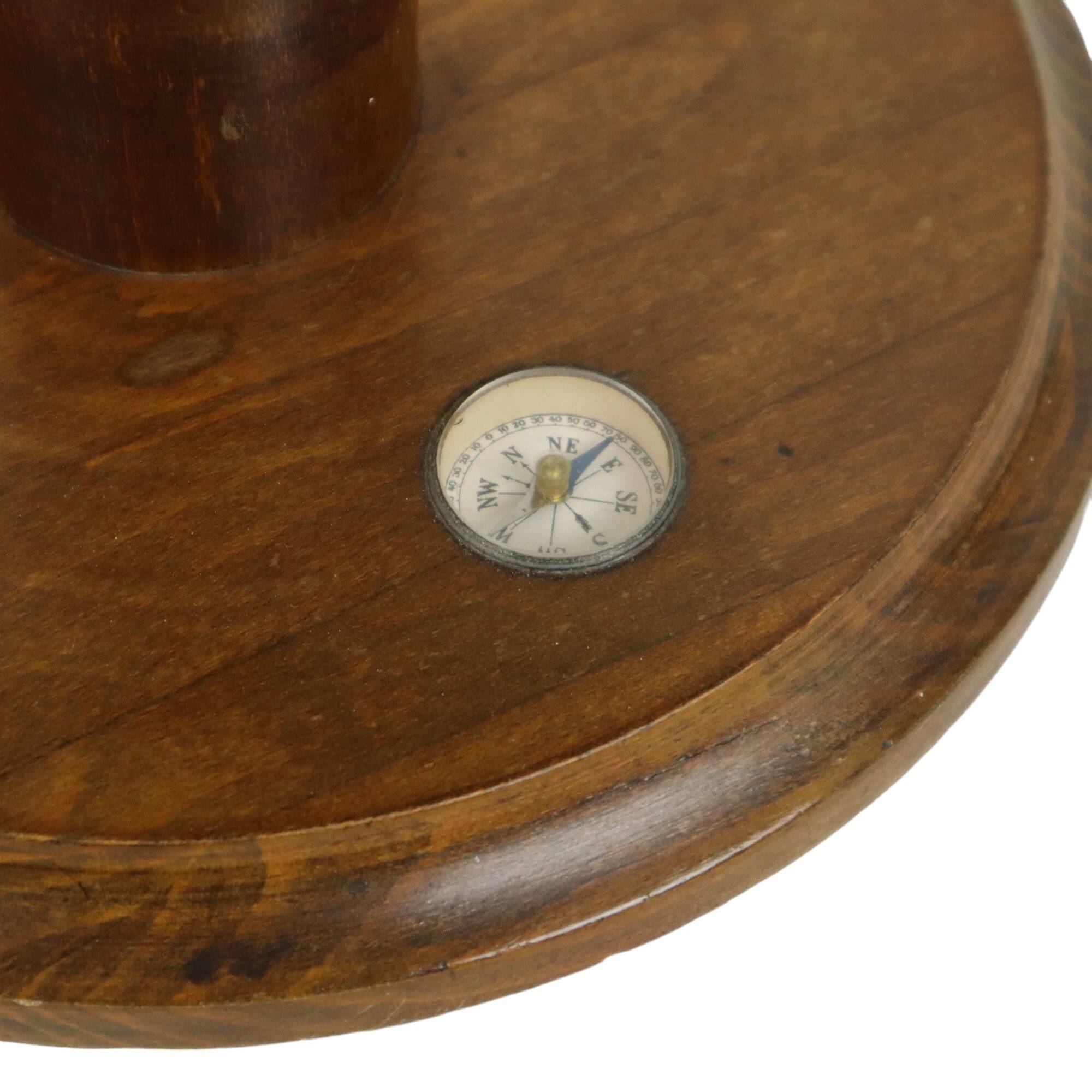 Globe terrestre vintage avec boussole sur socle en chêne, datant des années 1940.