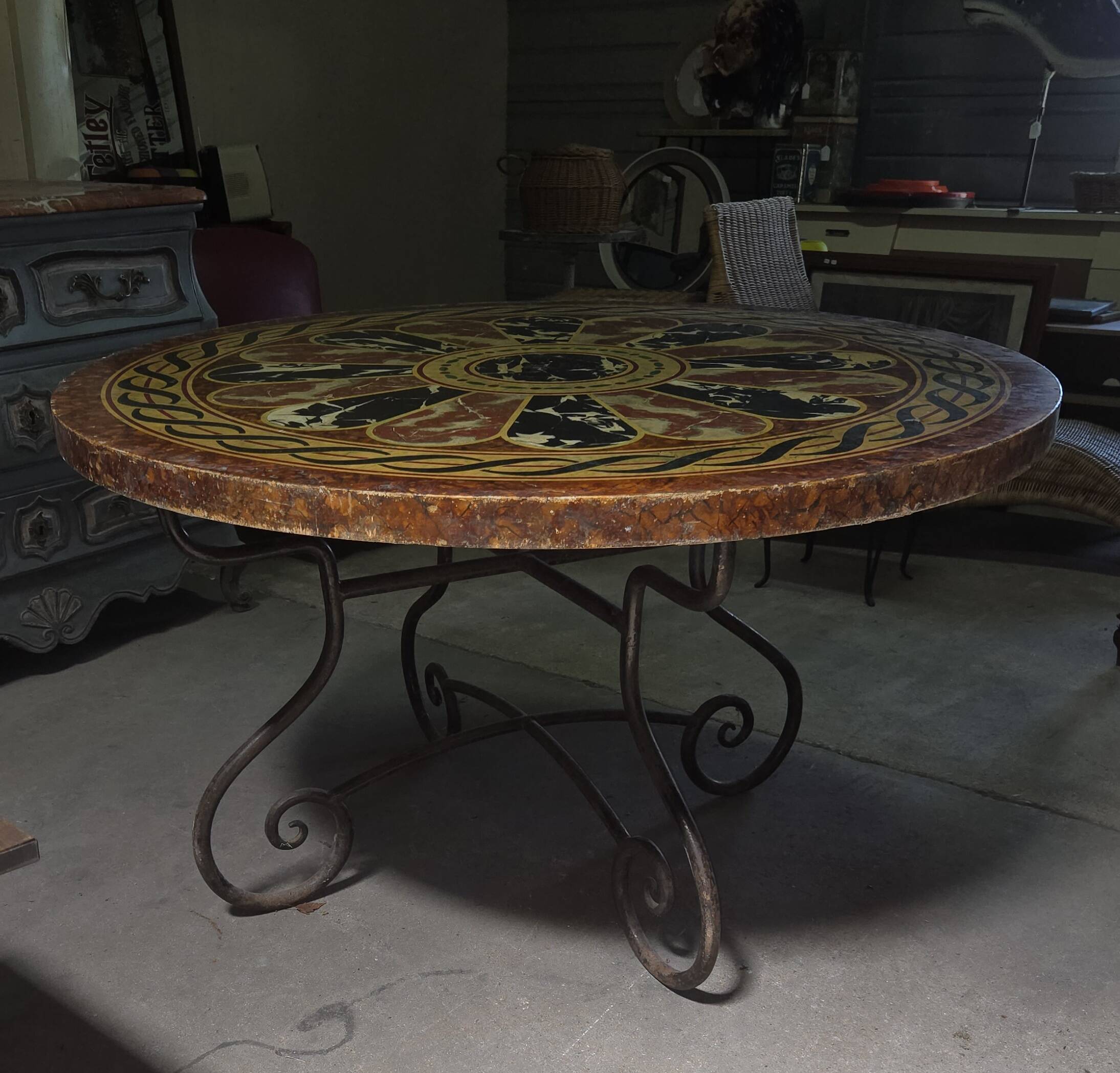 Grande table ronde à plateau en bois peint façon scagliola