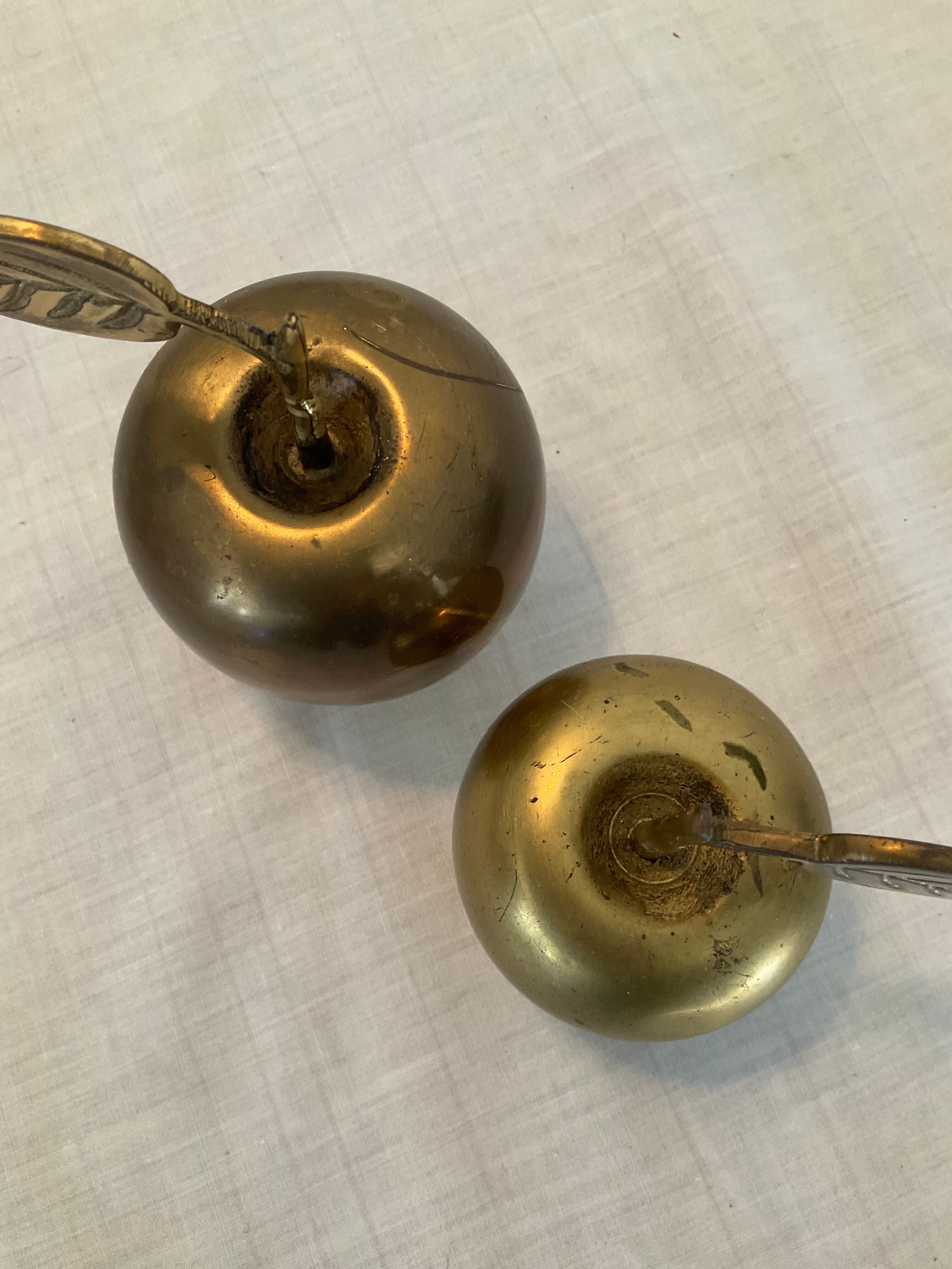 Duo de pommes en bronze presse papier vintage des années 60-70