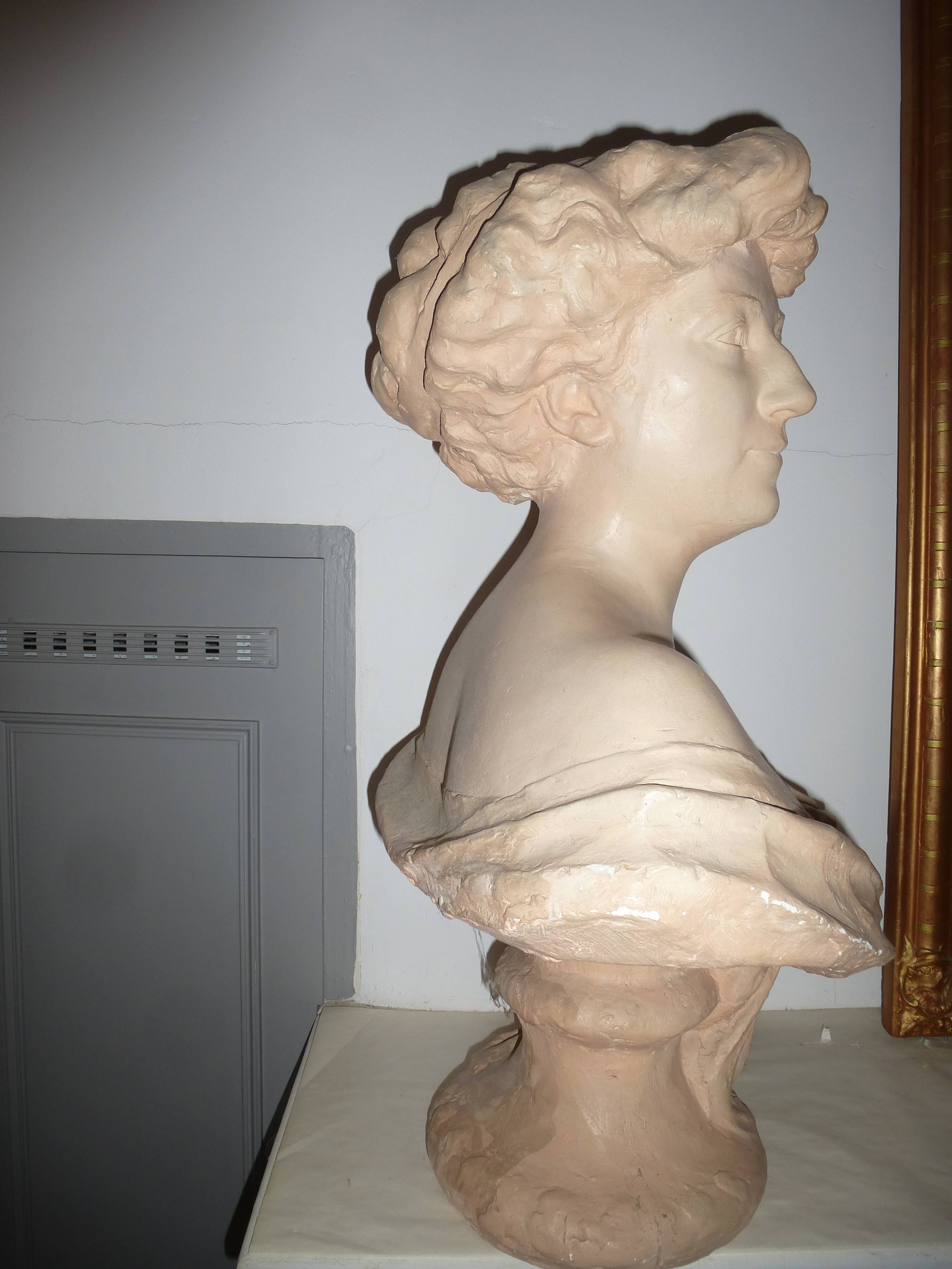 Woman bust 1900