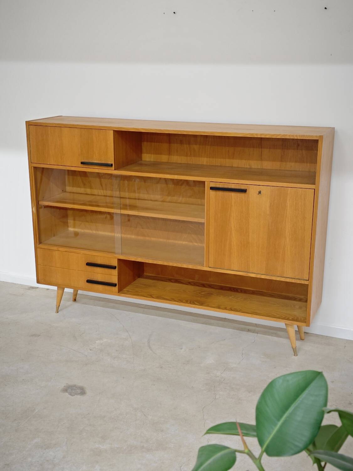 Buffet Vaisselier en bois blond Libena , ex Tchécoslovaquie 1970