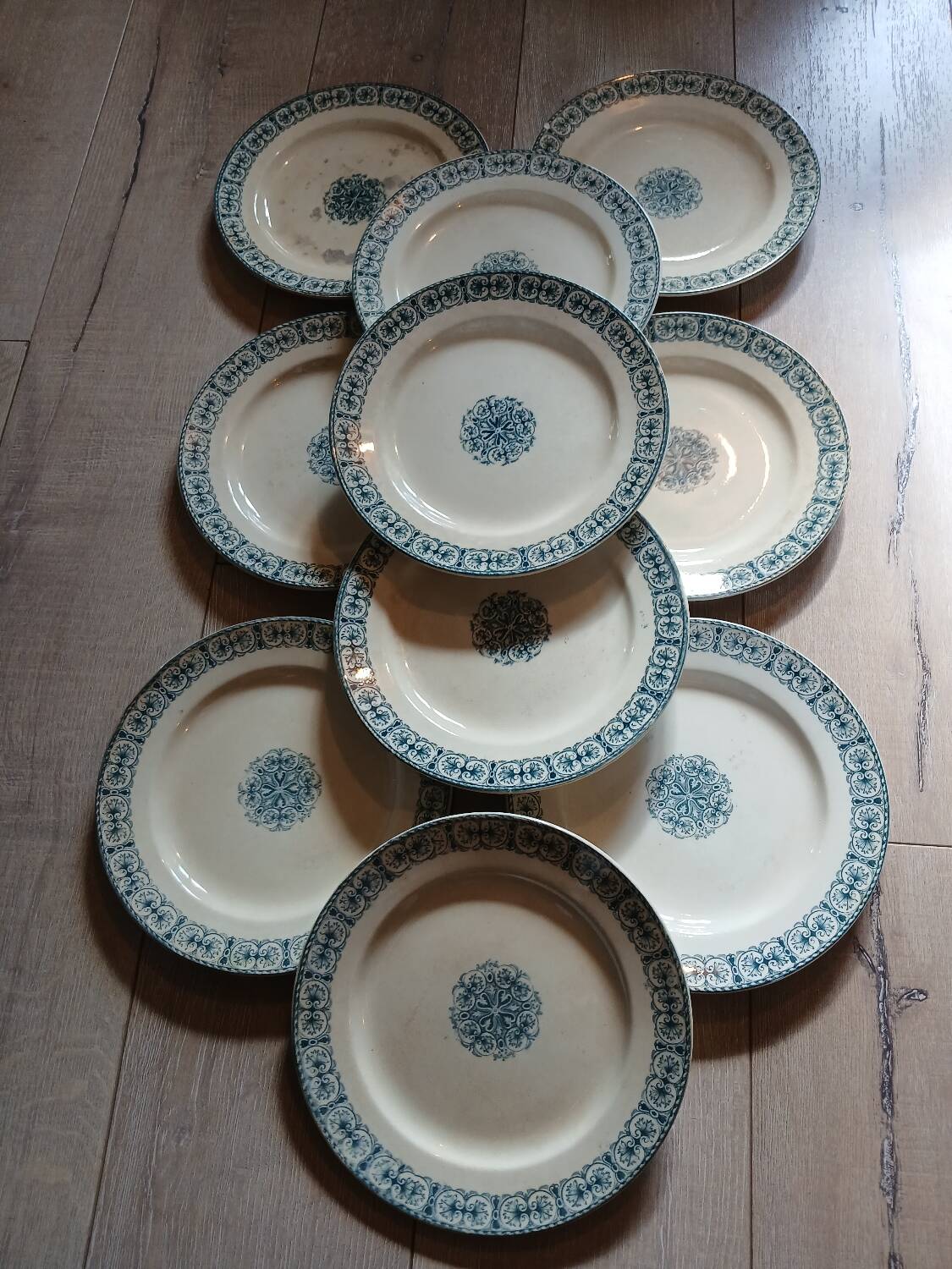 10 old flat plates Terre de fer