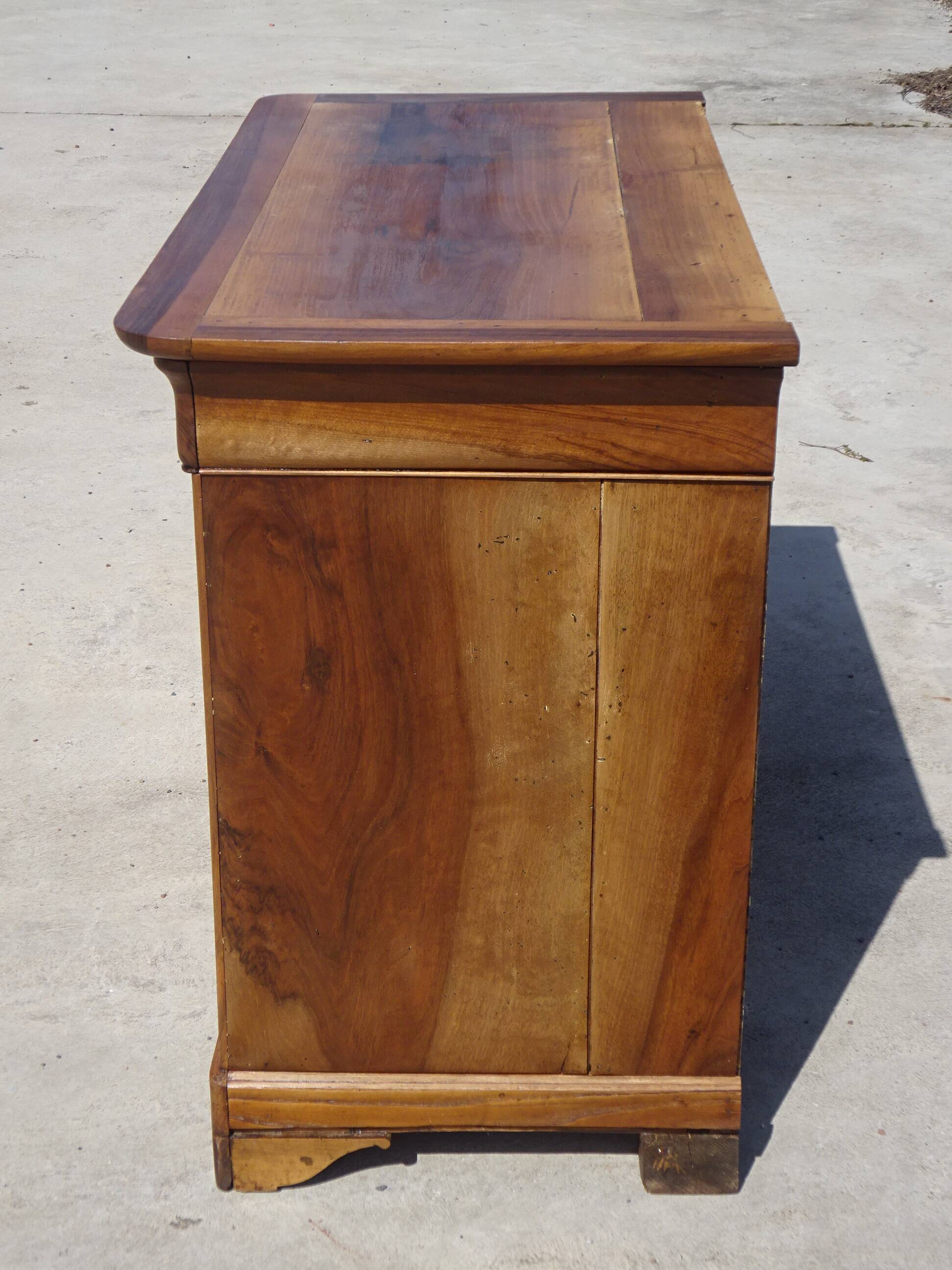 Antique Louis Philippe chest of drawers made entirely of walnut.