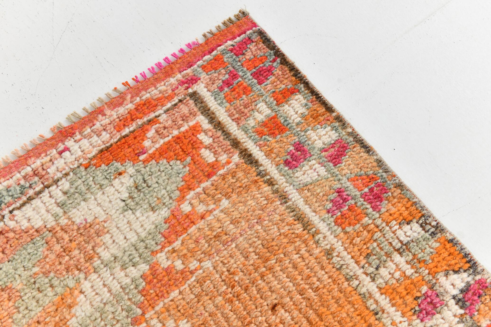 Tapis runner kilim vintage, style bohème, tons orange, rose et lilas pastel