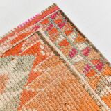 Tapis runner kilim vintage, style bohème, tons orange, rose et lilas pastel