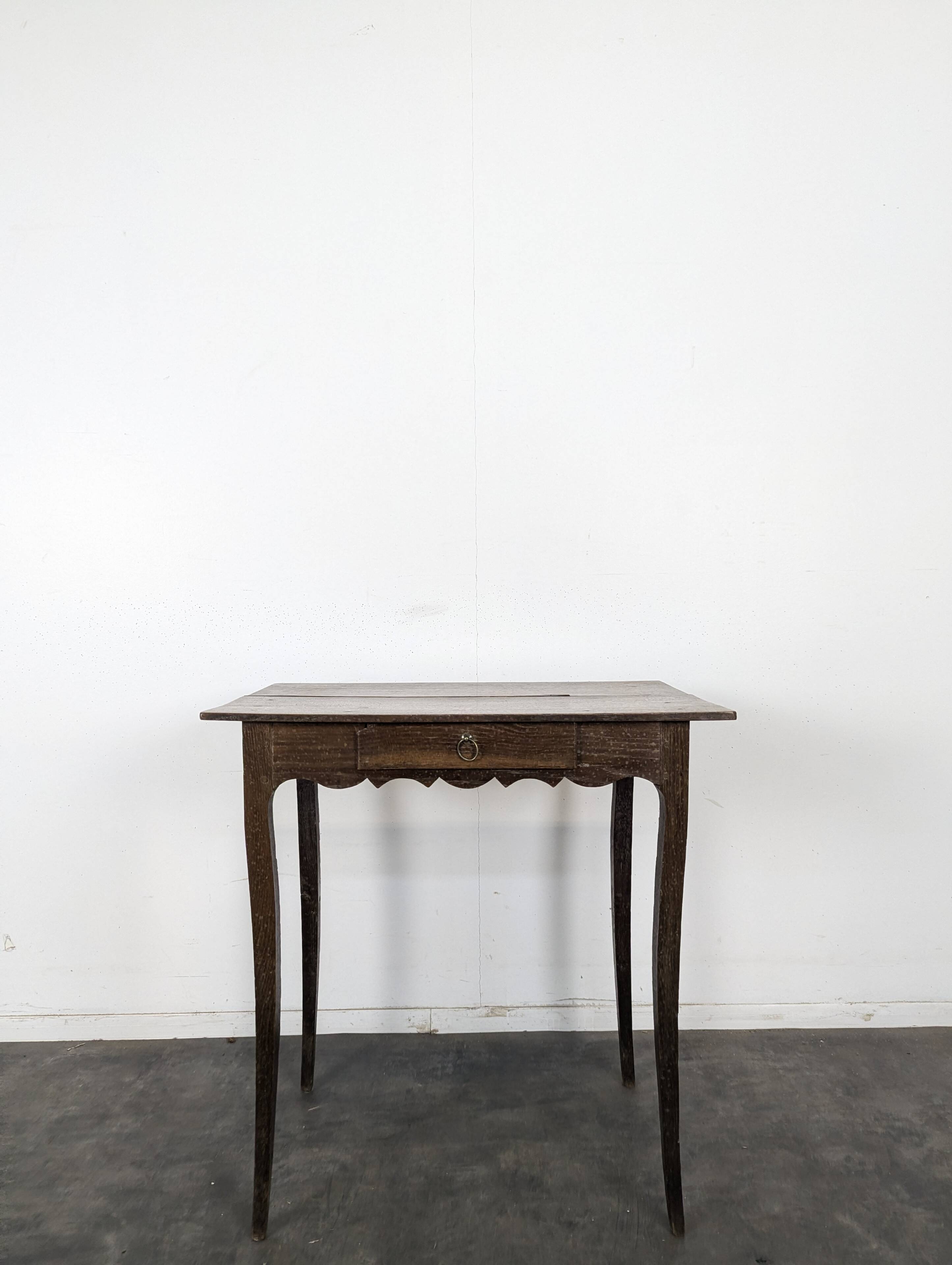 Petite table à écrire Louis XV en noyer à un tiroir