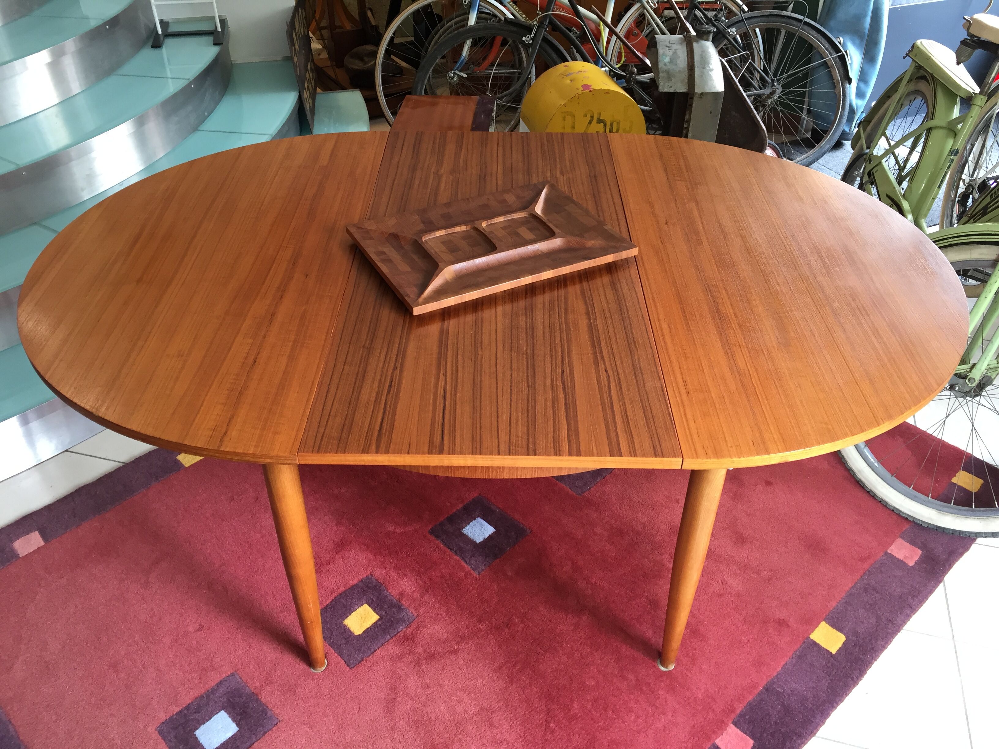 Scandinavian round table has extensions 4-8 pers møbelfabrik