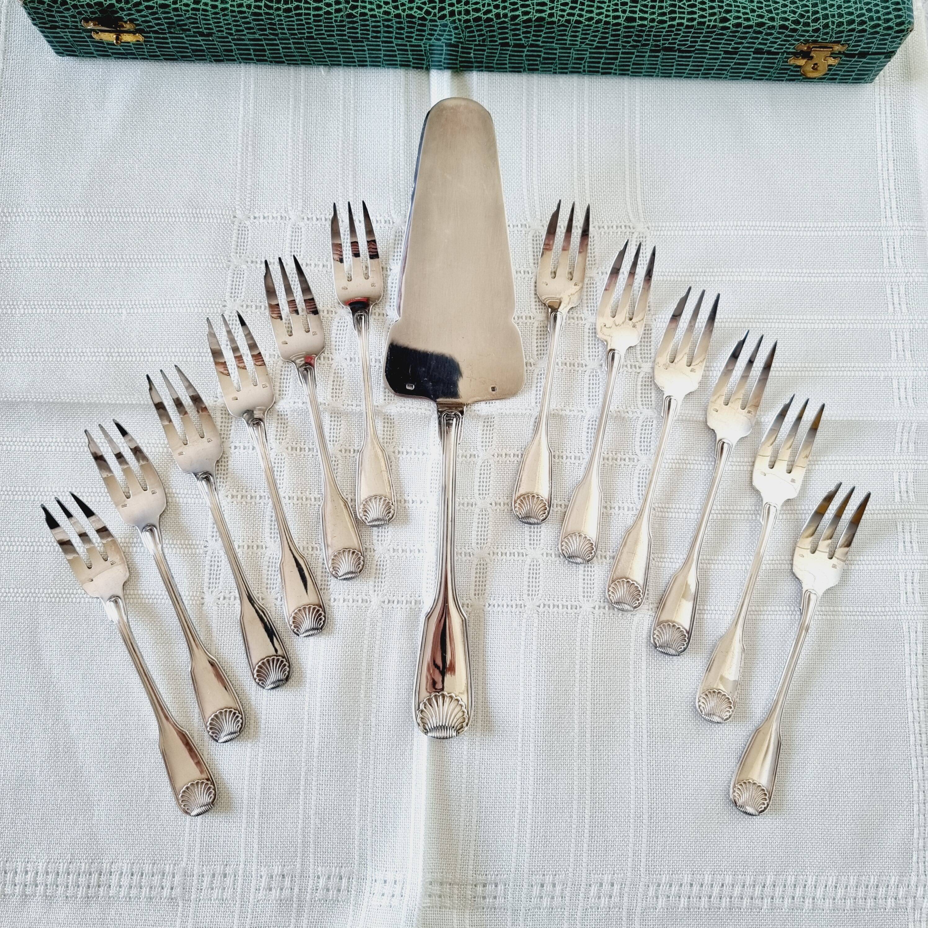 Coffret à Gâteaux Vintage avec 12 Fourchettes et 1 Pelle en Métal Argenté à Décor de Coquille