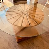 Round dining table