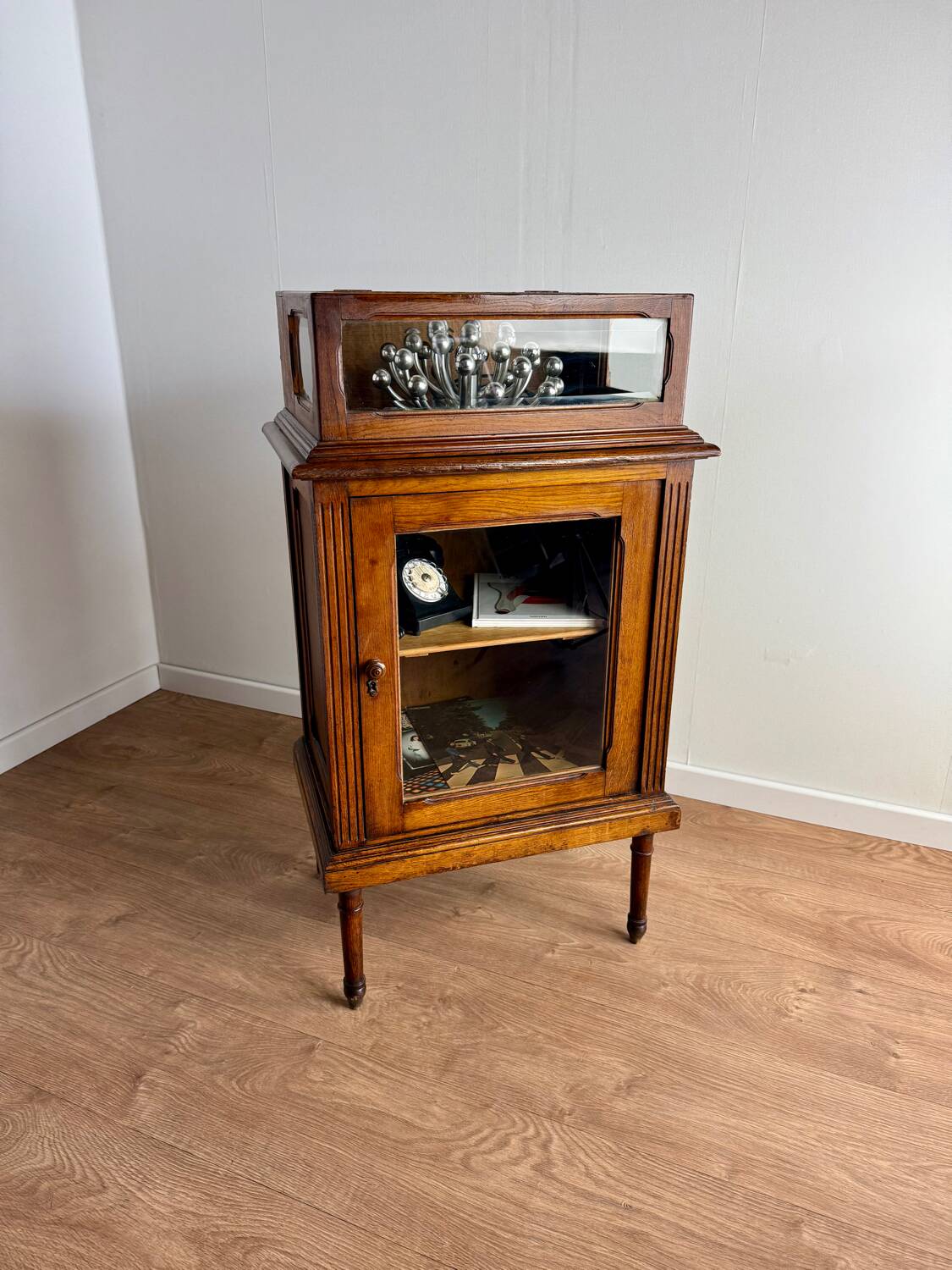 Elegant and vintage display cabinet