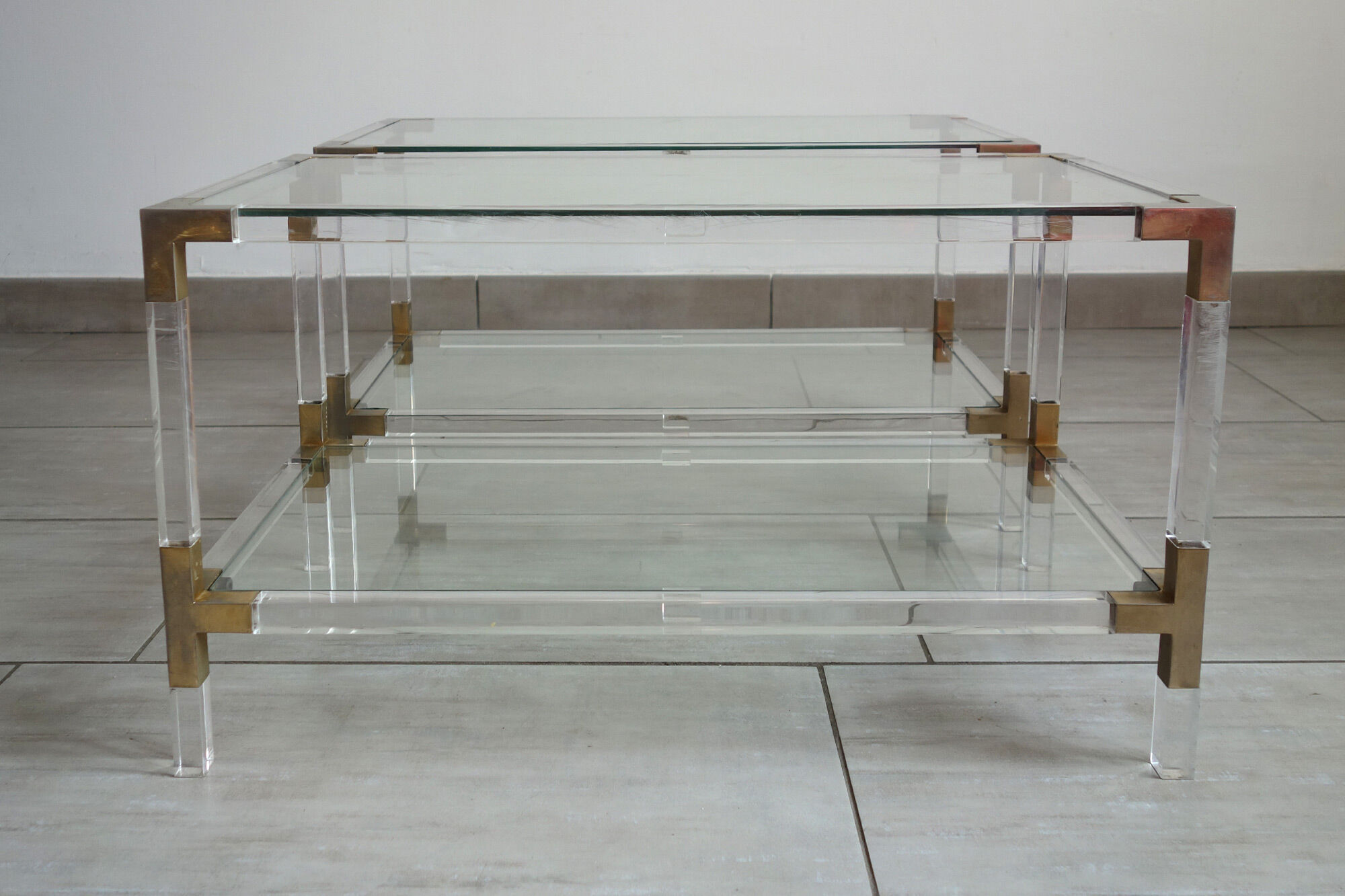Paire de tables basses italiennes plexiglass, verre et laiton années 70