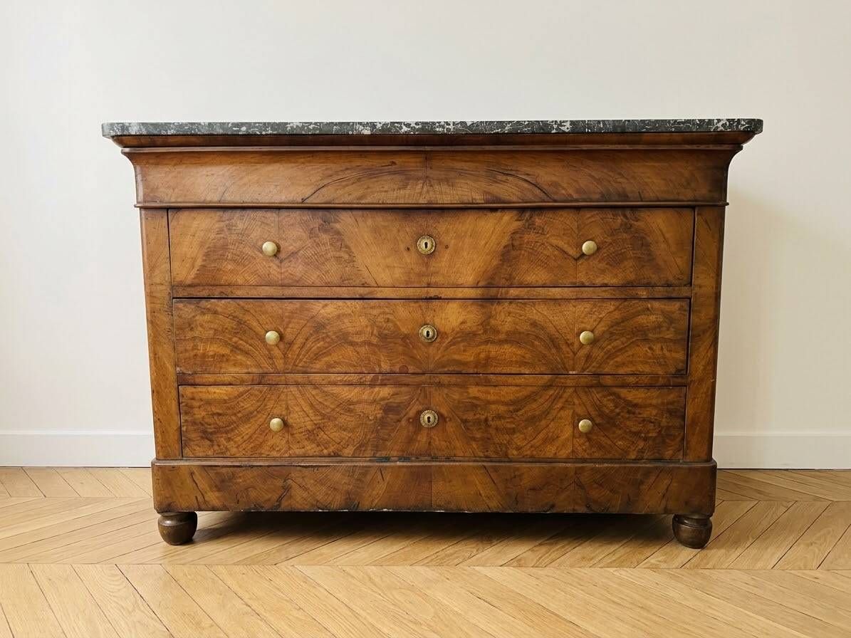 Commode ancienne en noyer avec plateau marbre