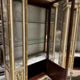 Paire de vitrines fin du xixe siècle en bois peint et doré de style louis xvi
