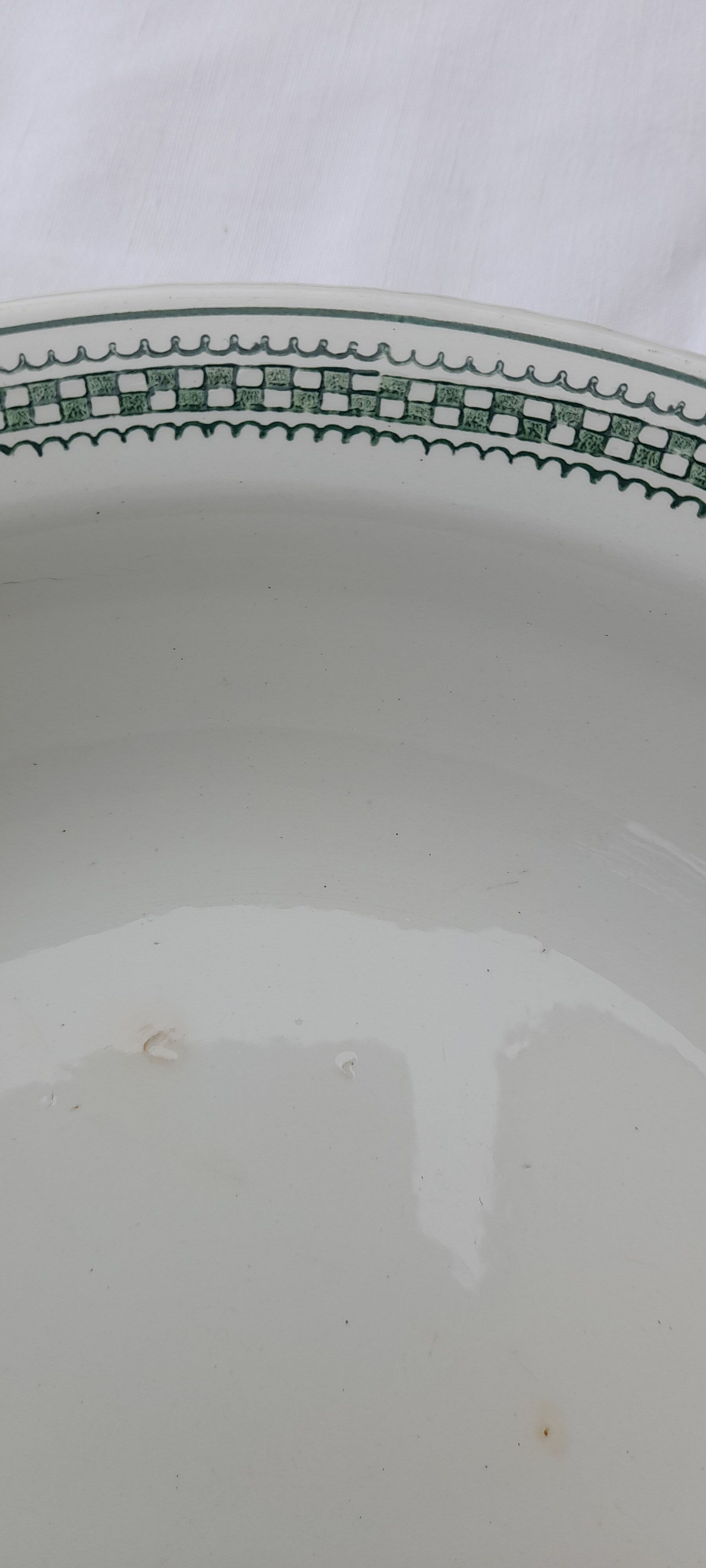 Hollow round earthenware dish of Saint Amand model 4015 diam 27 cm