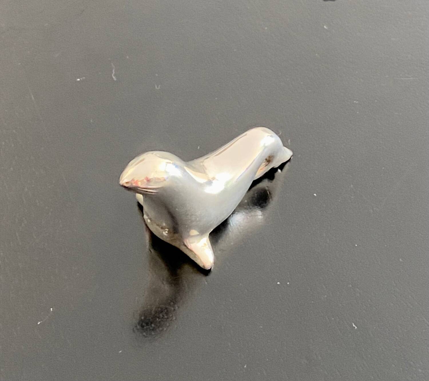 6 dolphin-shaped knife holders in silver-colored metal