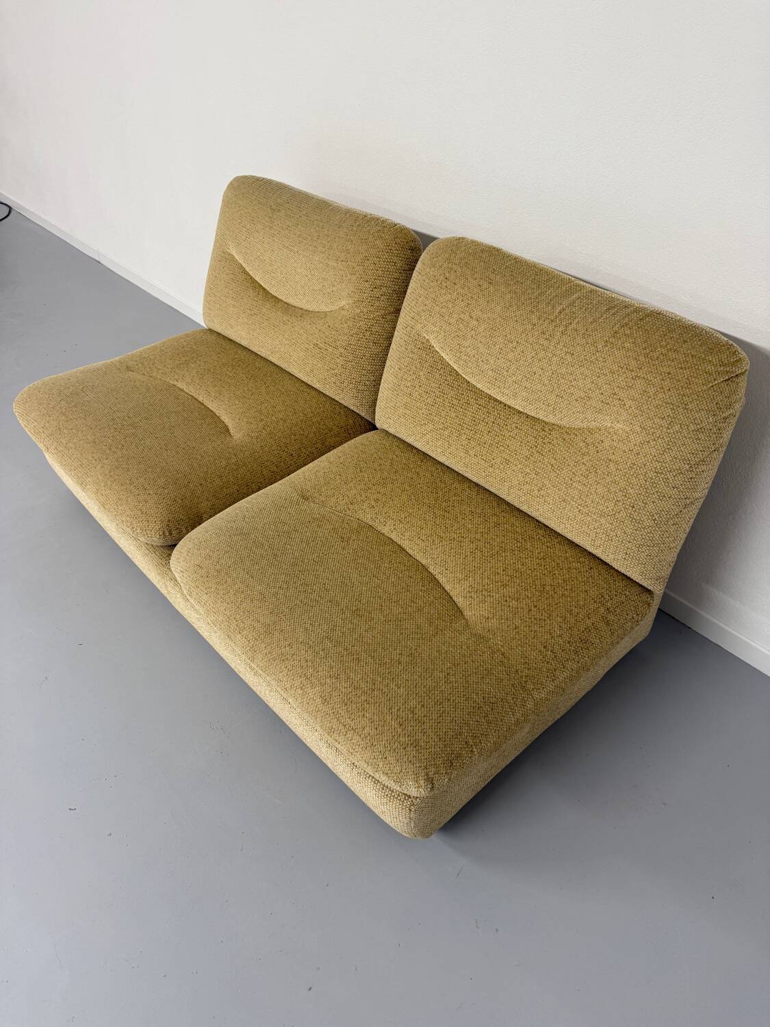 Ancien canapé 2 places convertible en velour design des années 70 vintage