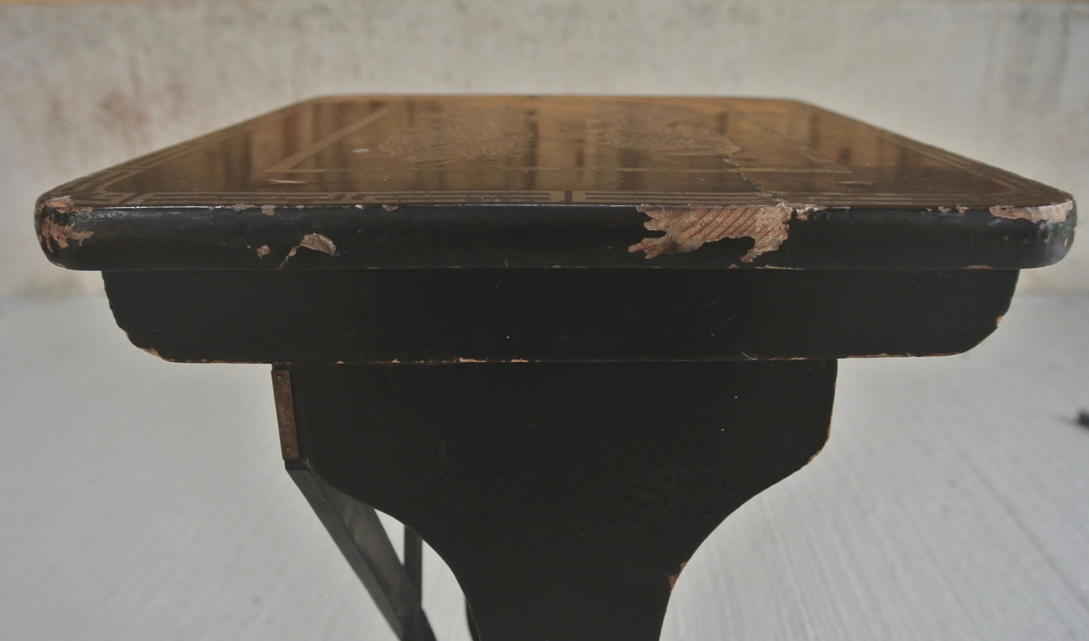 Paire de tables gigognes en bois noir - plateau à décor de dragons