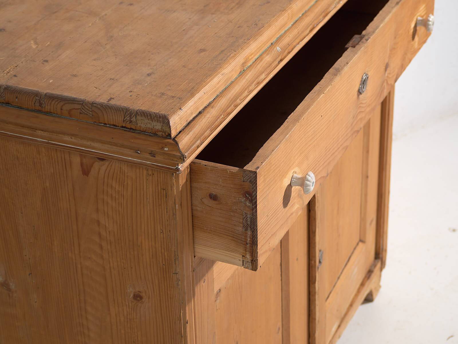 Antique kitchen cabinet (c.1920)