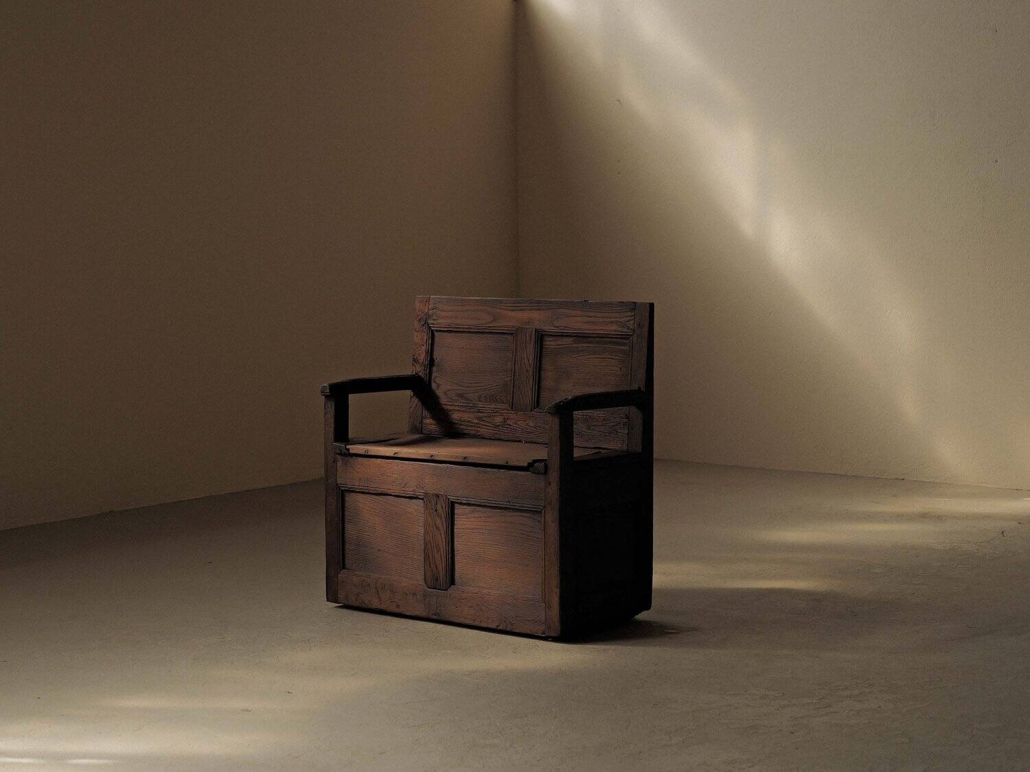 Farm chest bank in solid wood, Auvergne, 19th century