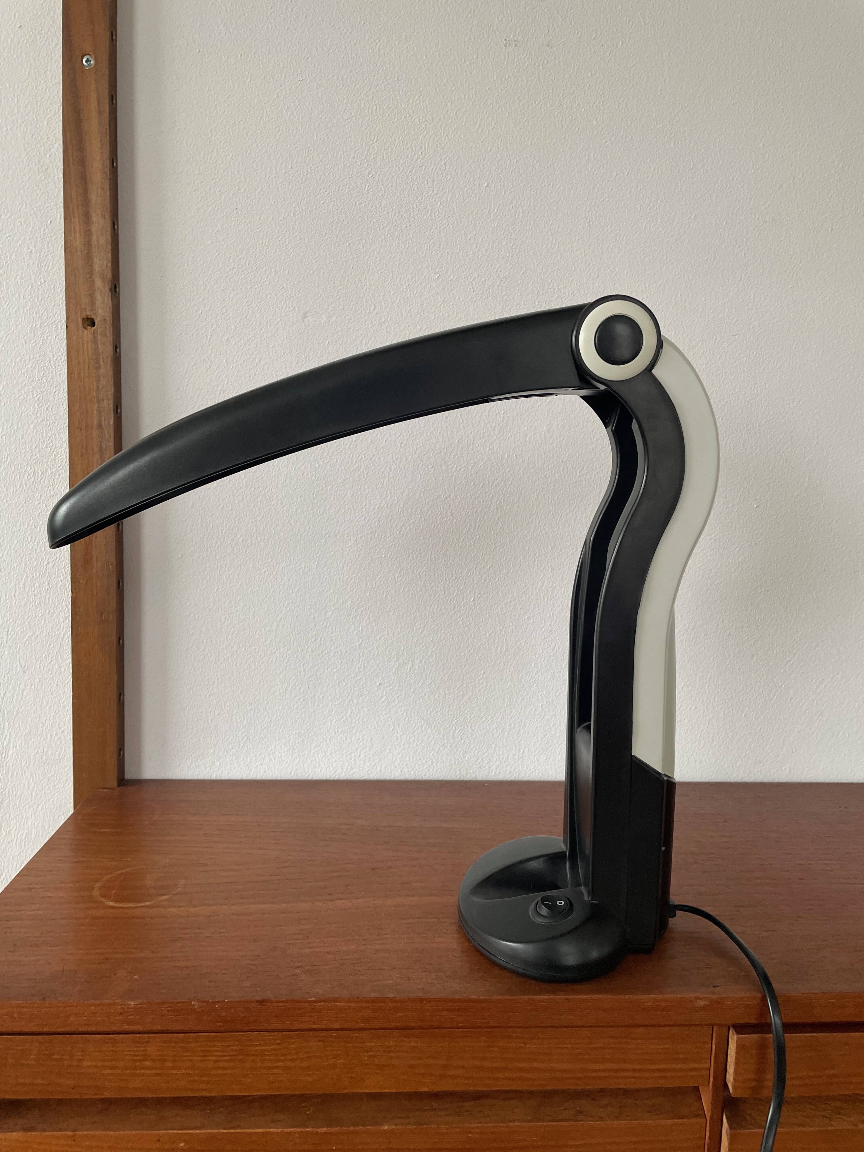 Luminaire Toucan en noir et blanc HT Huang Design