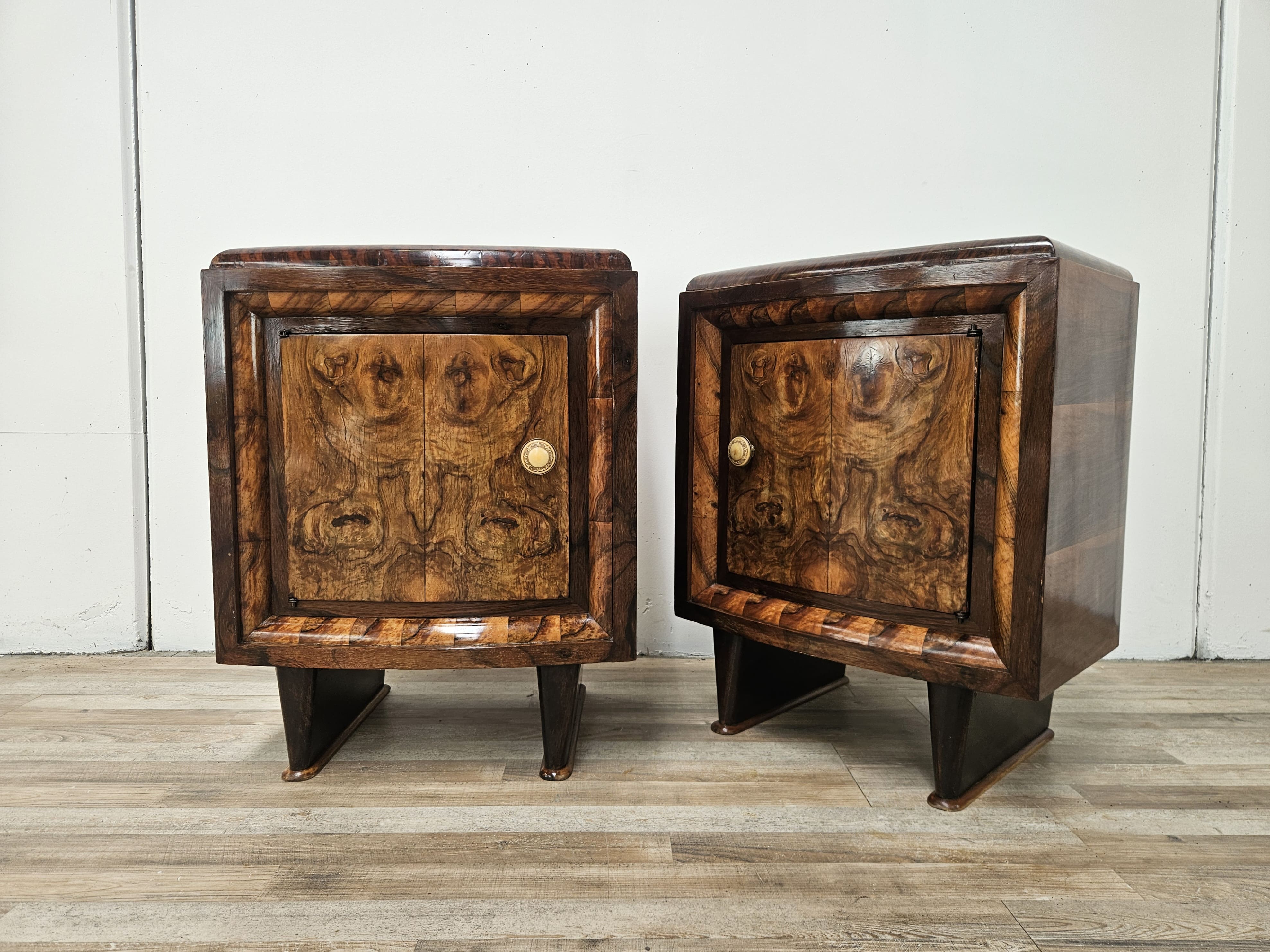Tuscan Art Decò bedside tables from the 1940s in walnut burl