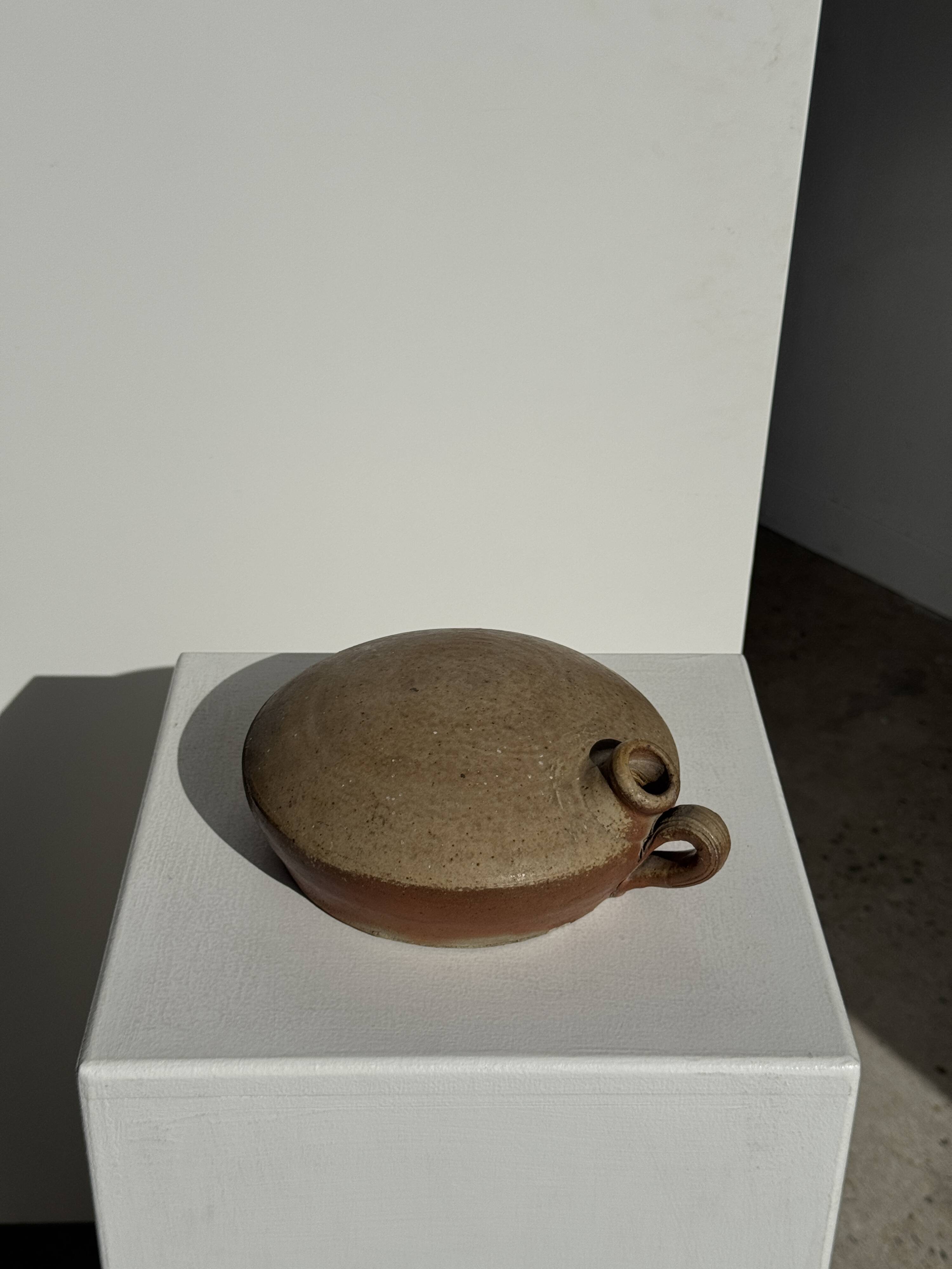 Round flat jar in old stoneware D20