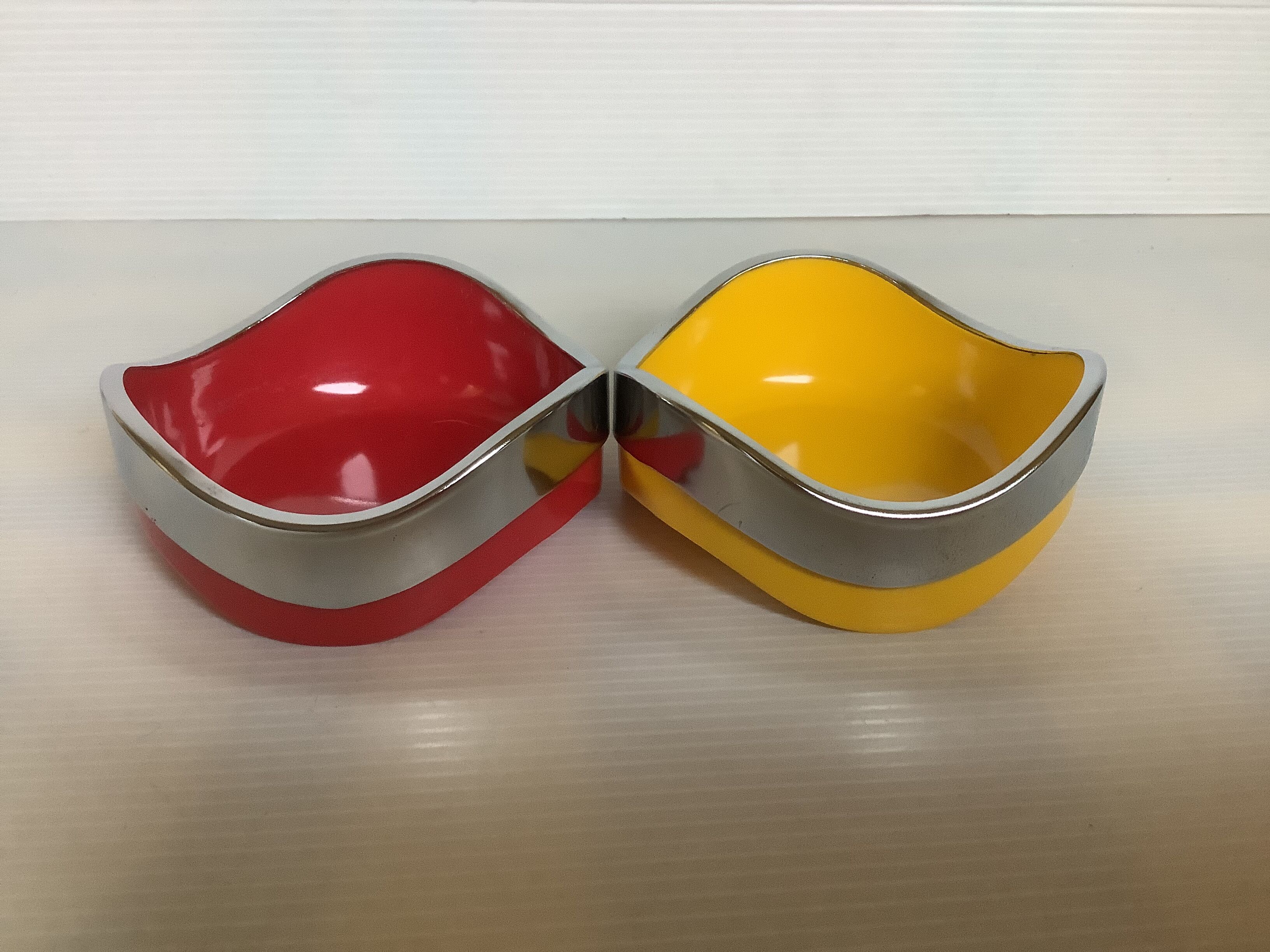 Pair of ashtrays Yax patent Japan