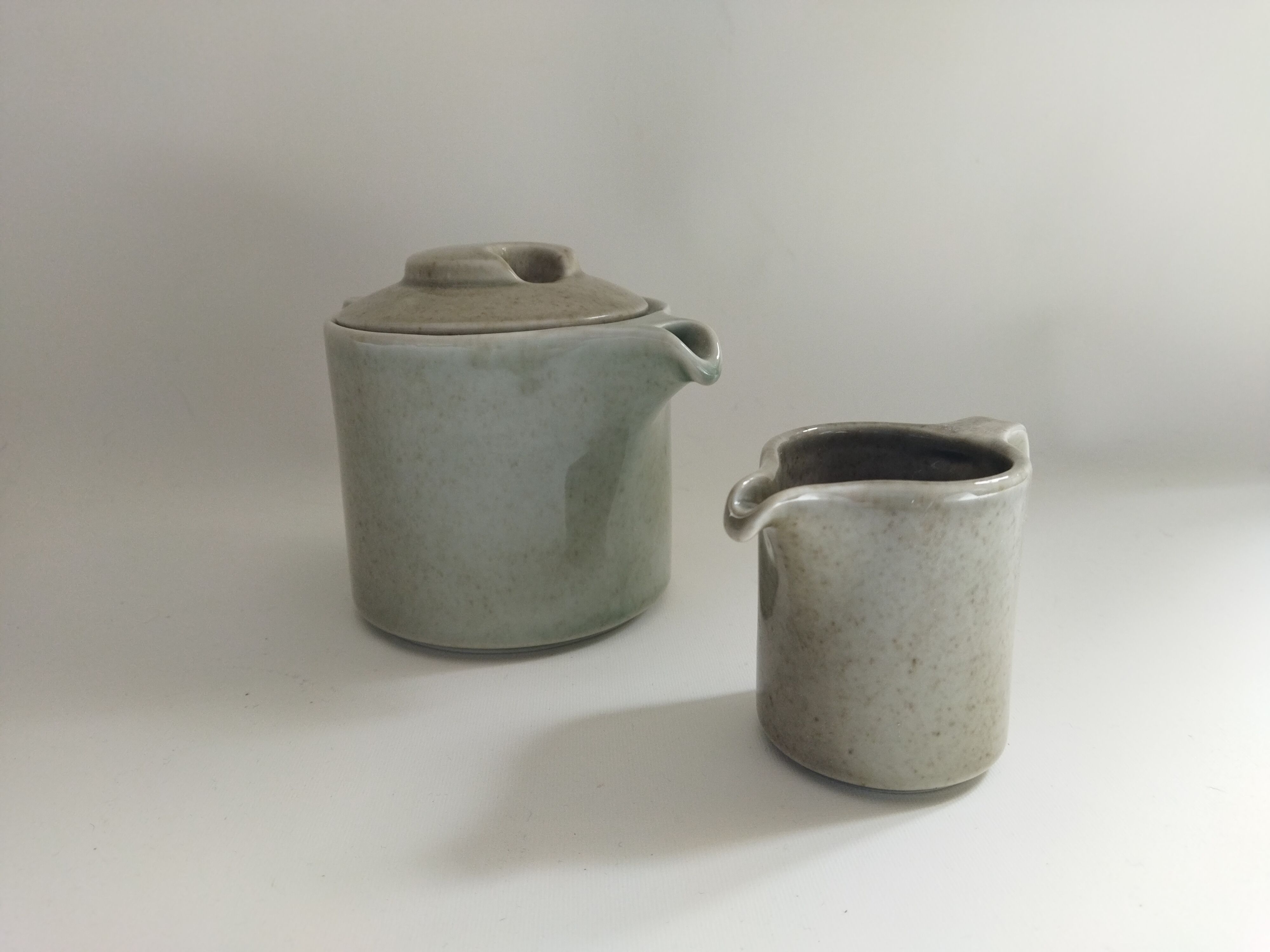 Porcelain teapot & creamer from lot virebent
