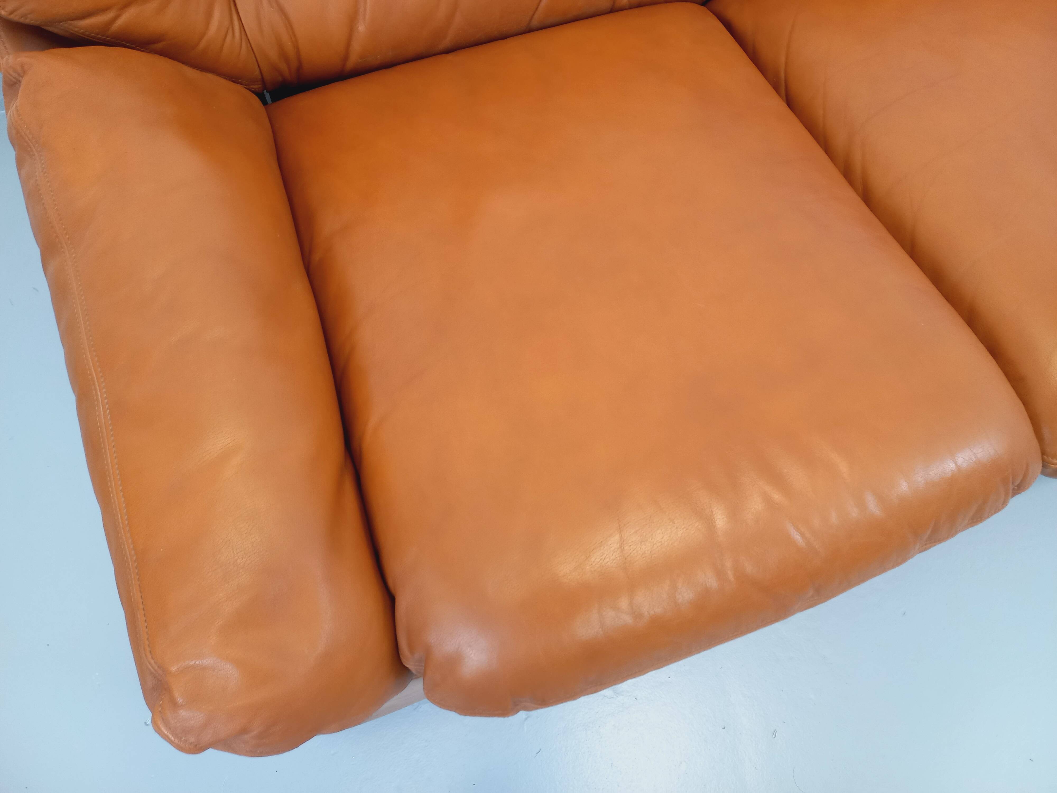 Vintage cognac camel leather canapé from the 1970s.