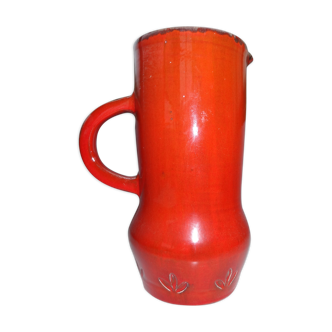 Pitcher in red ceramic