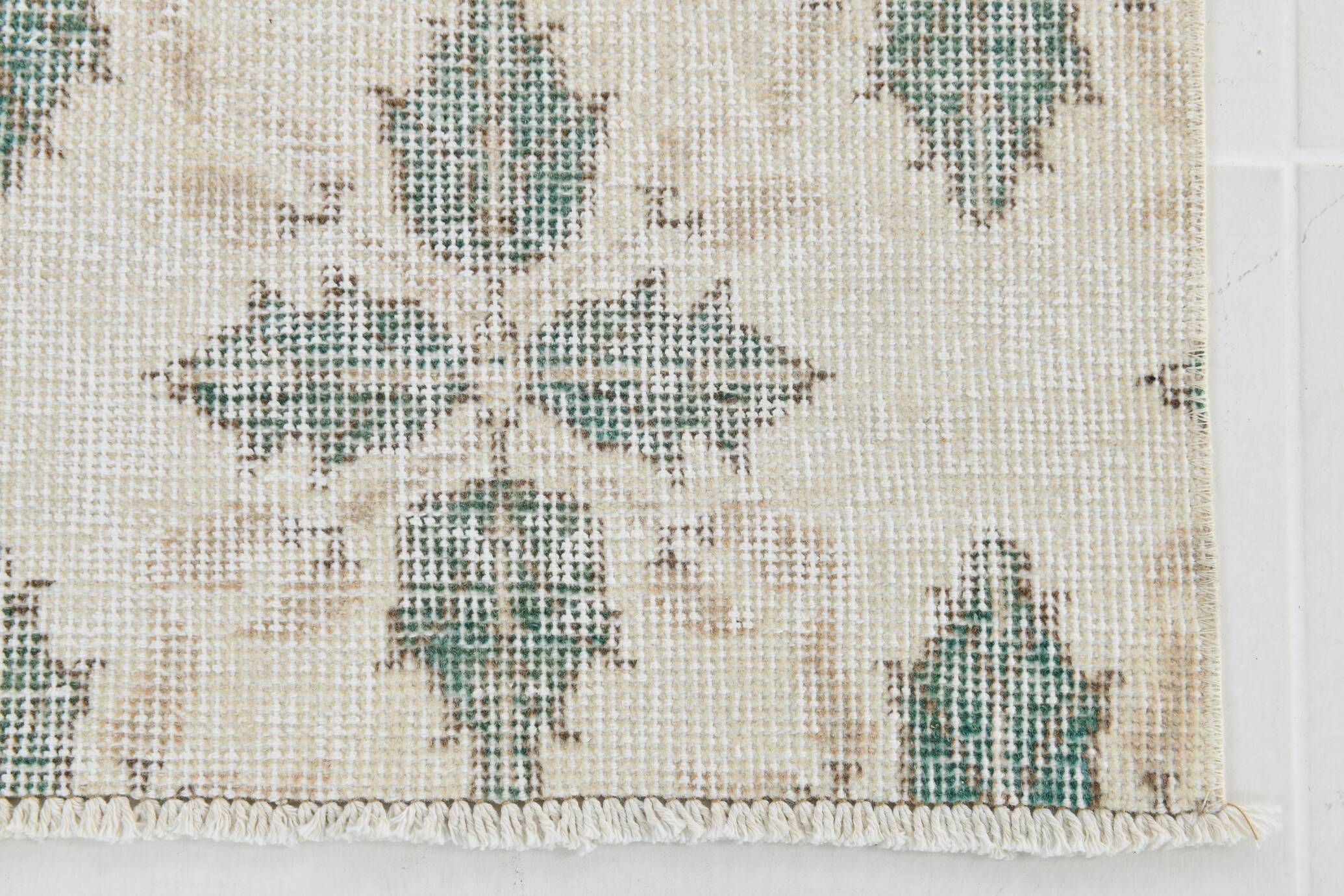 Tapis persan ancien ivoire et vert à motifs géométriques, 198x296