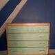 Commode vintage en bois – 4 tiroirs vert d’eau – pieds compas