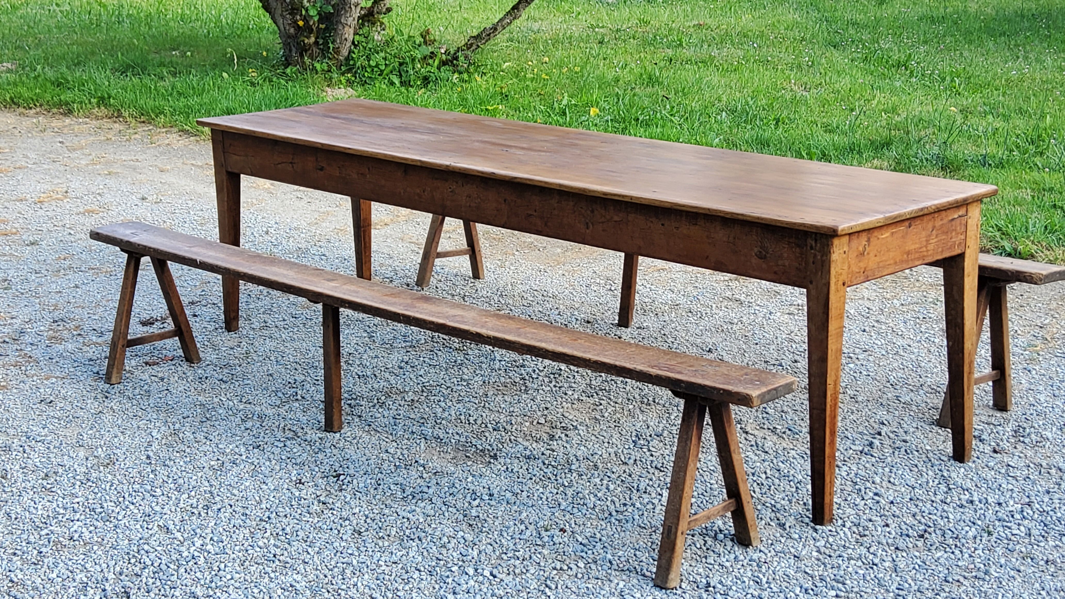 Farm table nineteenth century feet spindles 251cm and its 2 benches