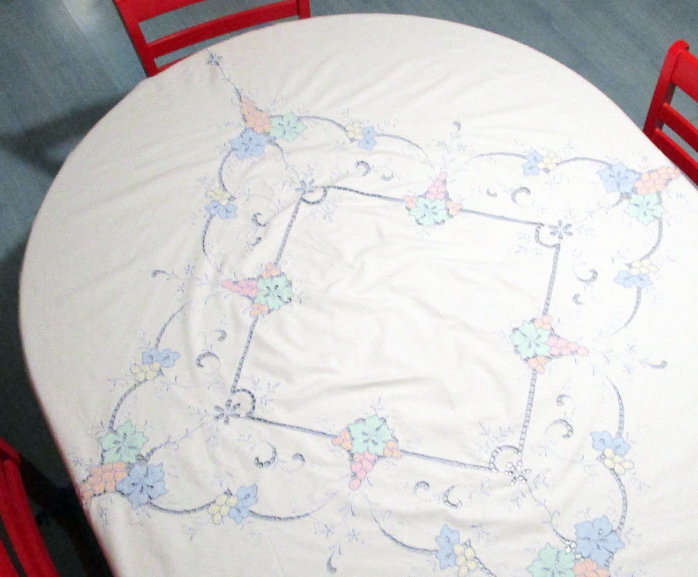 Multicolored embroidered round sheet