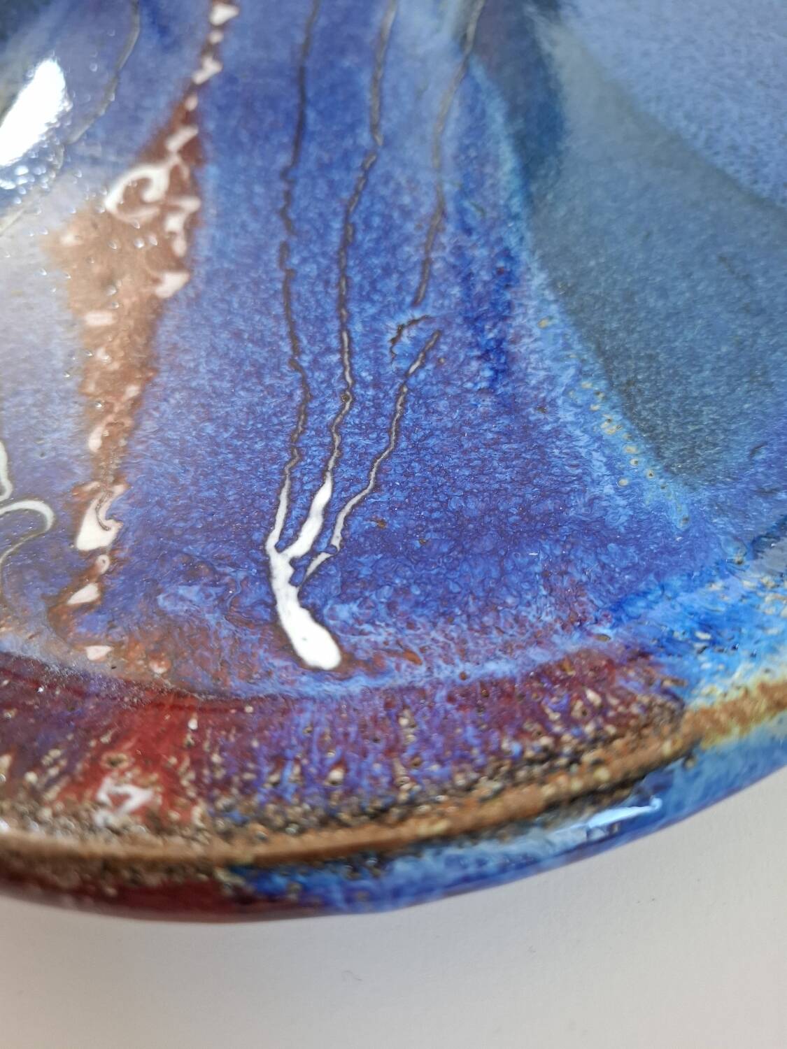 Plat en céramique signé
