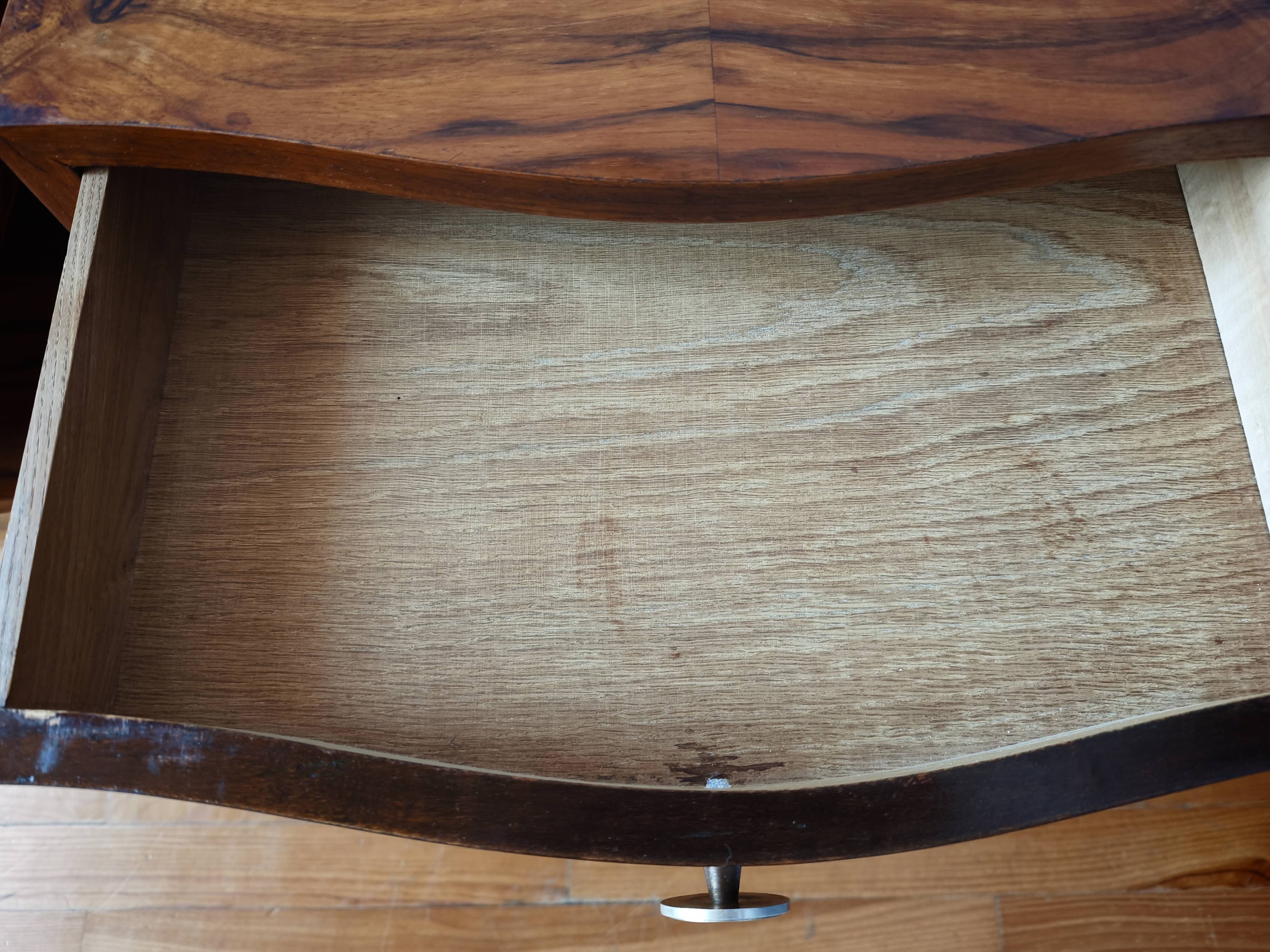 Pair of Art Deco bedside tables with flame veining, 1930s.