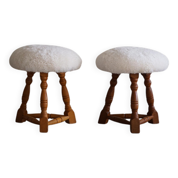 The Modernity, paire de tabourets tripodes, sièges rembourrés en laine d'agneau, années 1950