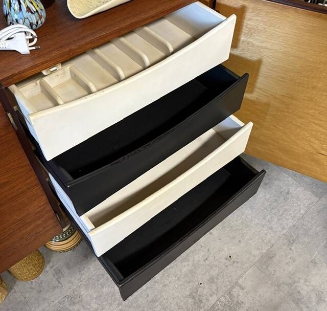 buffet danois vintage avec des tiroirs noirs et blancs