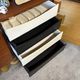 buffet danois vintage avec des tiroirs noirs et blancs