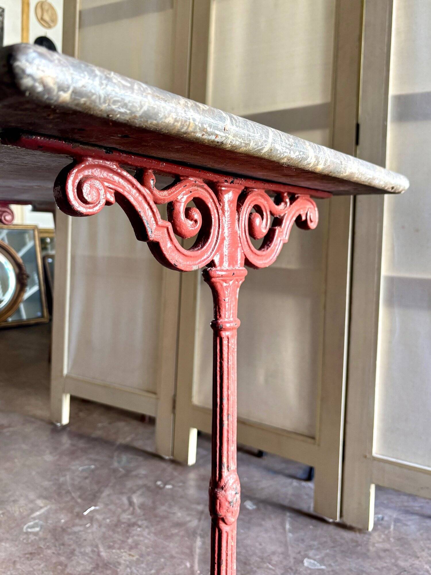 Grey marble and burgundy cast iron bistro table ☐ 85 x 57 cm